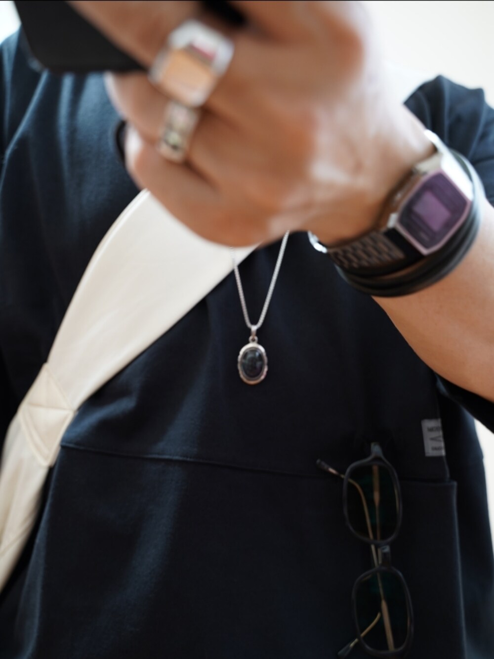 ブラック系のシューズ、ブラウン系のデニムパンツ、ブラック系のTシャツ/カットソーを着用したメンズの夏コーディネートの4枚目の写真