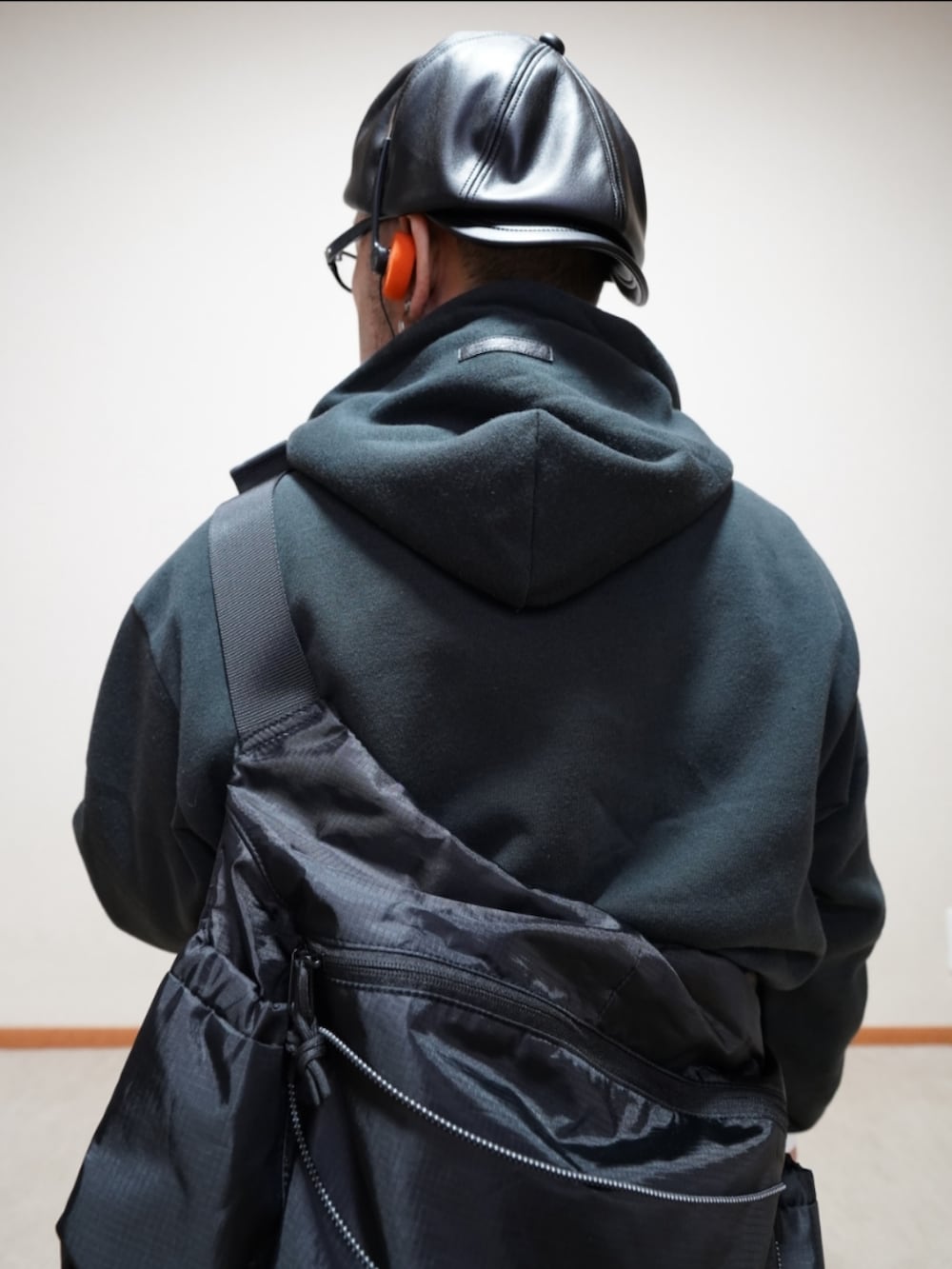 ブラック系のシューズ、グレー系のデニムパンツ、ブラウン系のシャツ/ブラウスを着用したメンズの春コーディネートの5枚目の写真