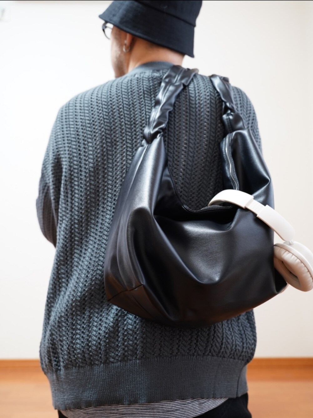 ブラック系のシューズ、グレー系のデニムパンツ、ブルー系のTシャツ/カットソーを着用したメンズの夏コーディネートの5枚目の写真