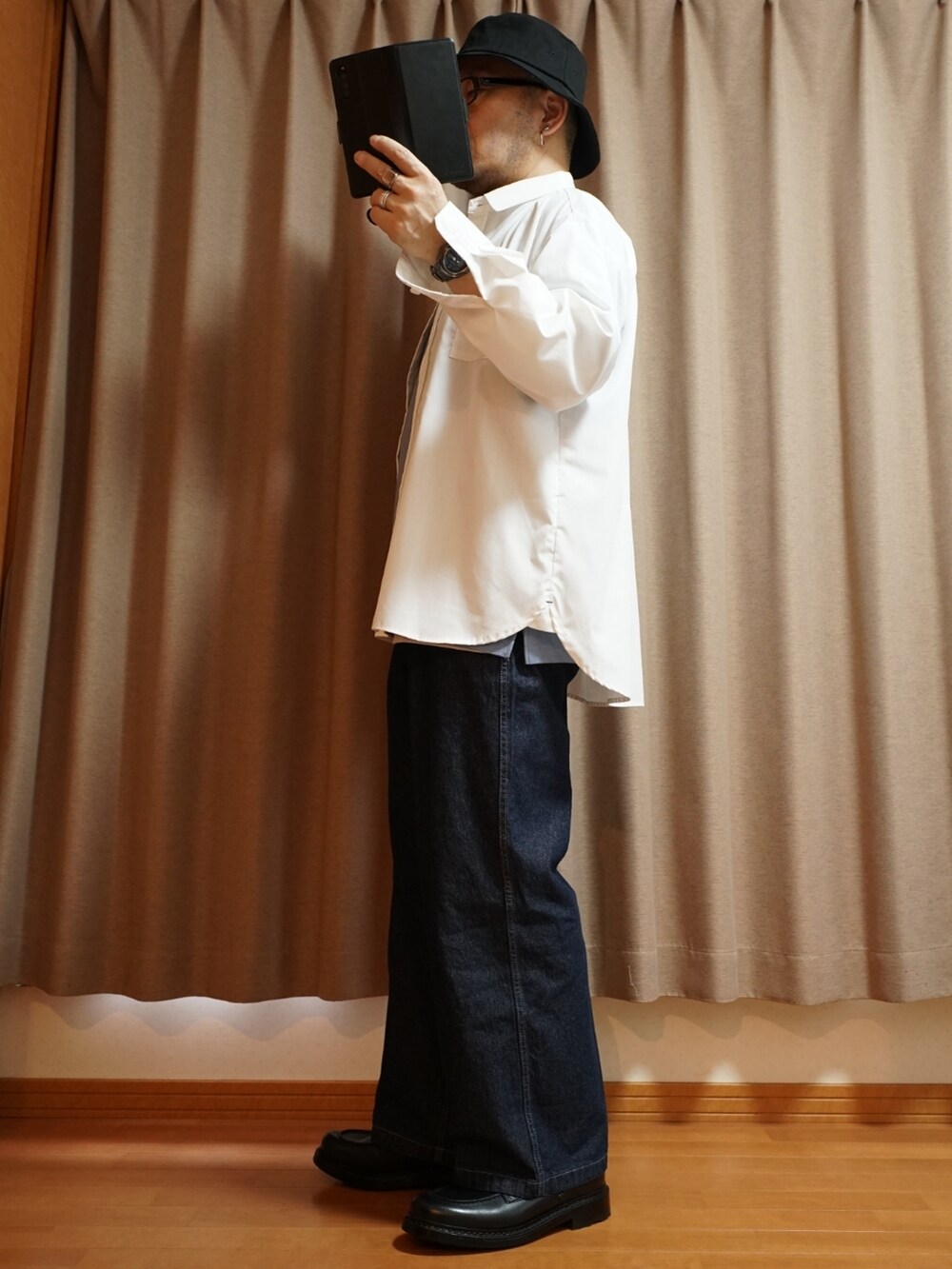 ブラック系のシューズ、ブルー系のデニムパンツ、ブルー系のTシャツ/カットソーを着用したメンズの夏コーディネートの2枚目の写真