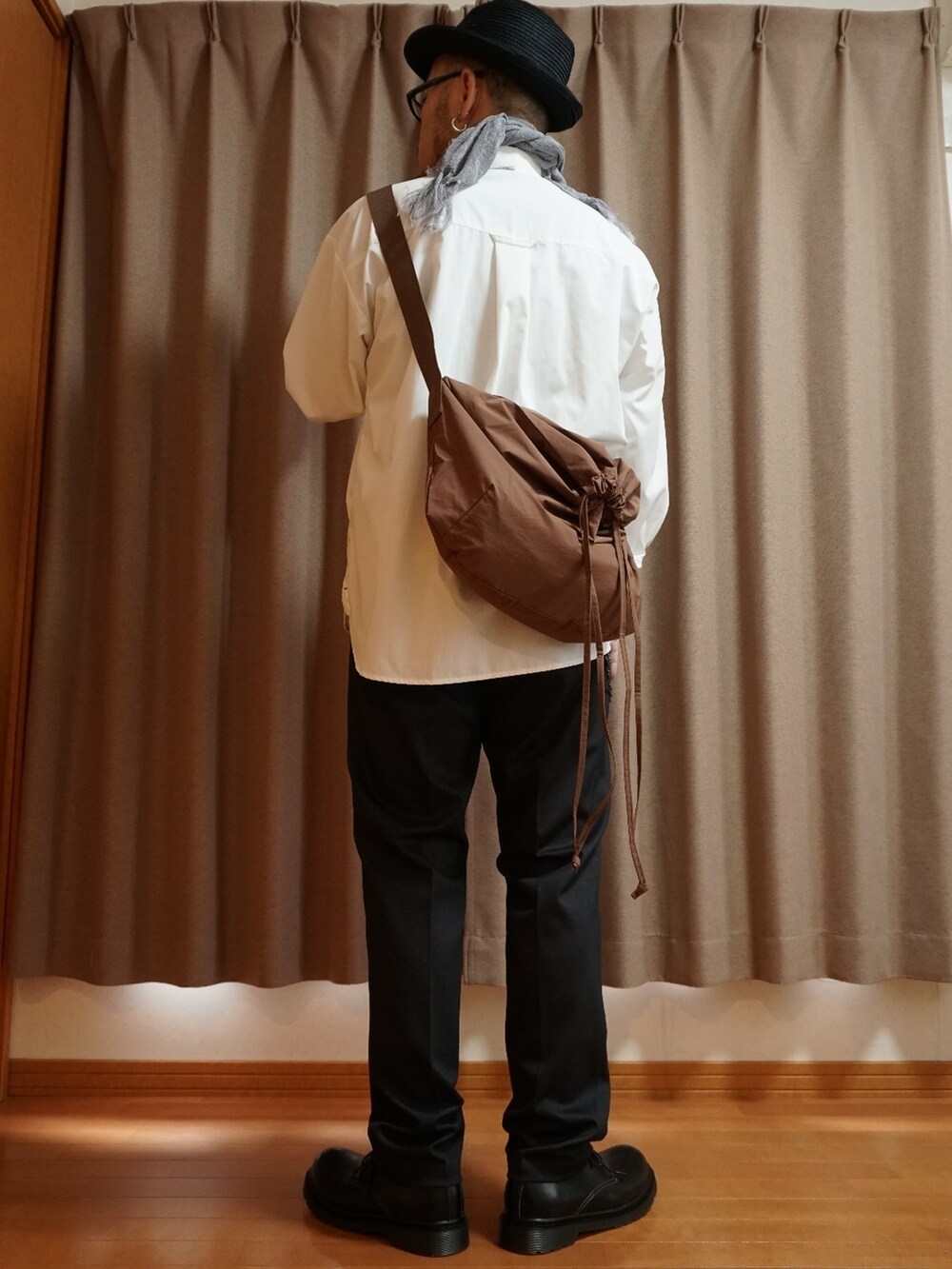 ホワイト系のシャツ/ブラウス、ピンク系のバッグ、ブラック系のシューズを着用したメンズの夏コーディネートの3枚目の写真