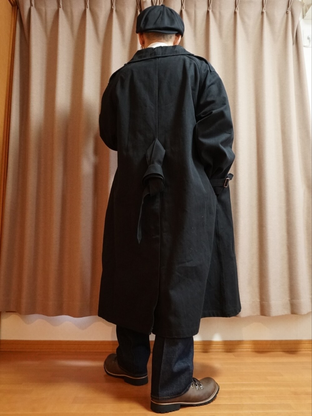 ブラウン系のブーツ、ブルー系のデニムパンツ、ホワイト系のTシャツ/カットソーを着用したメンズの秋コーディネートの3枚目の写真