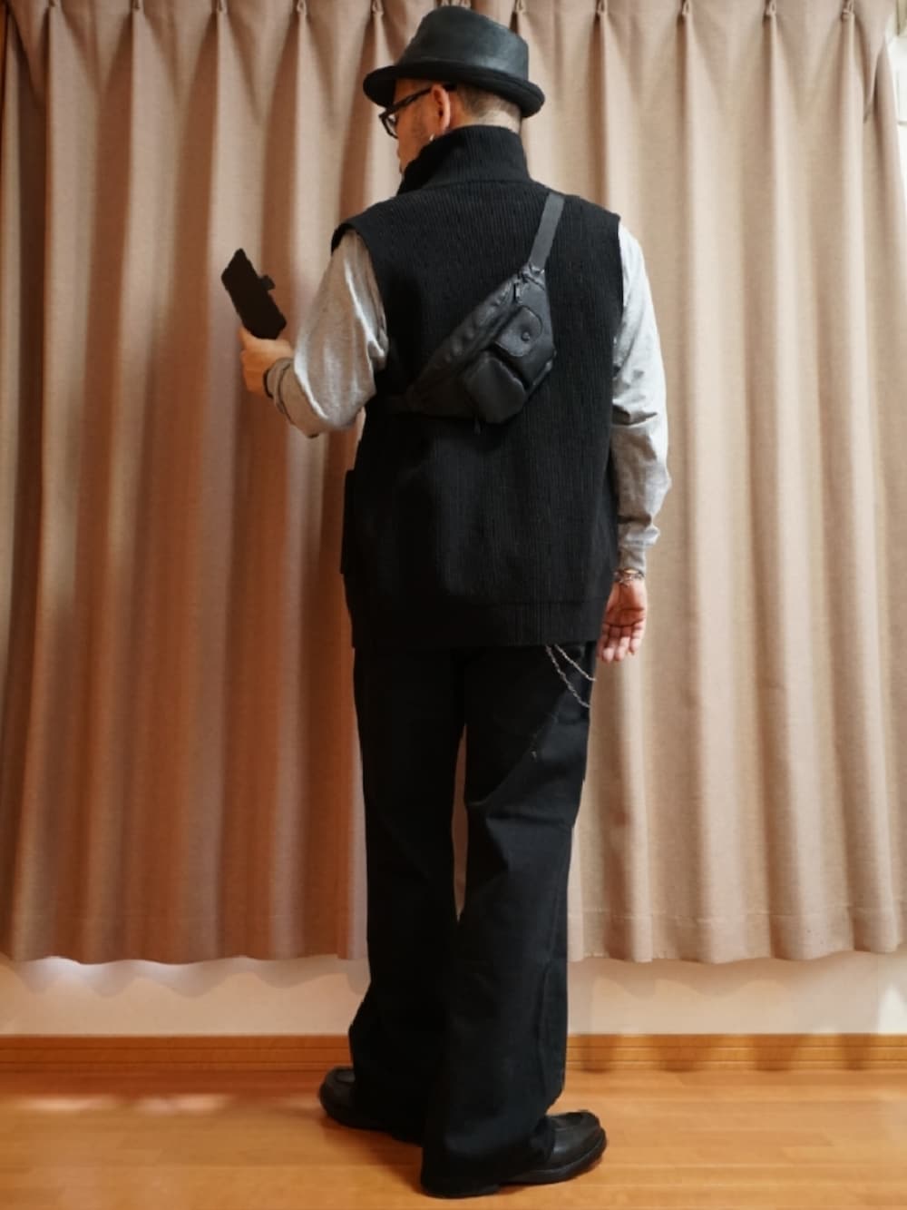 ブラック系のシューズ、グレー系のデニムパンツ、ホワイト系のタンクトップを着用したメンズの夏コーディネートの3枚目の写真