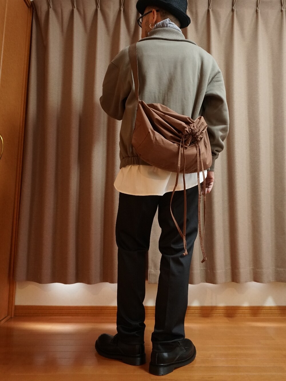 「オーバーサイズ、UNIQLO、ユニクロ、ハット、ショルダーバッグ、白シャツ、トラックジャケット」｜「JOYWAYのマーチンシューズ メンズ ポストマンシューズ 4ホールシューズ 3E 本革 メンズ（シューズ、ブラック系）」を使った、宣さん（メンズ・168cm）の秋コーディネートの2枚目の写真
