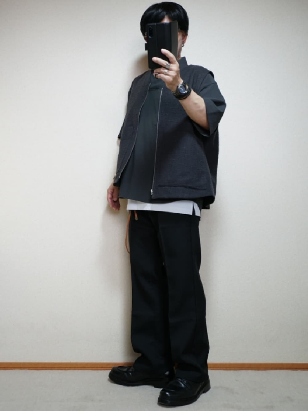 ブラック系のシューズ、ブラック系のパンツ、ホワイト系のタンクトップを着用したメンズの夏コーディネートの2枚目の写真