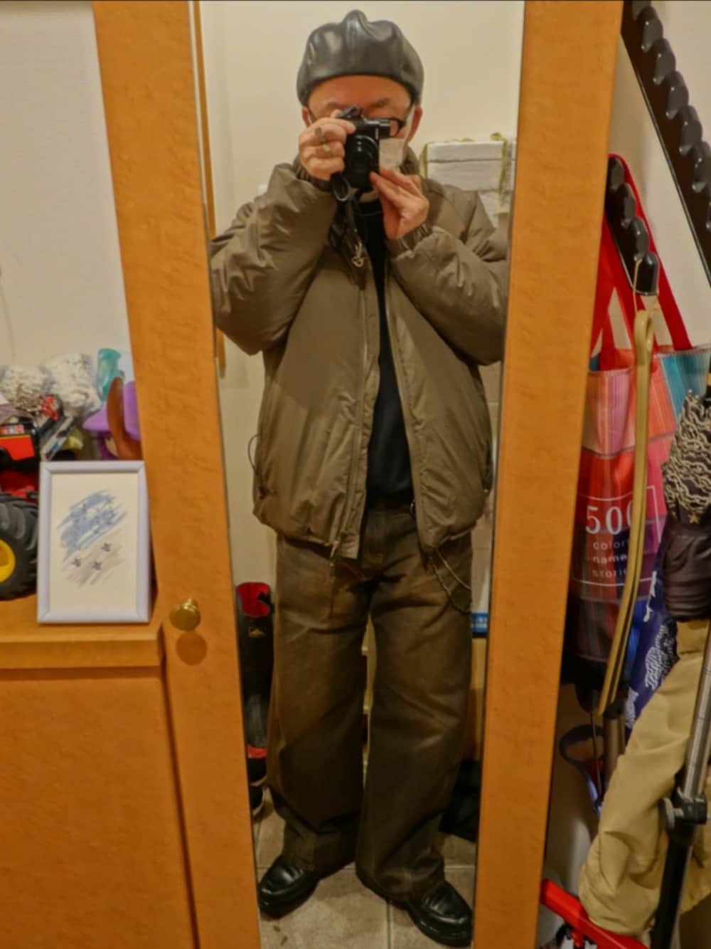 ブラック系のシューズ、ブラック系のデニムパンツ、ブラック系のトップスを着用したメンズの冬コーディネートの5枚目の写真