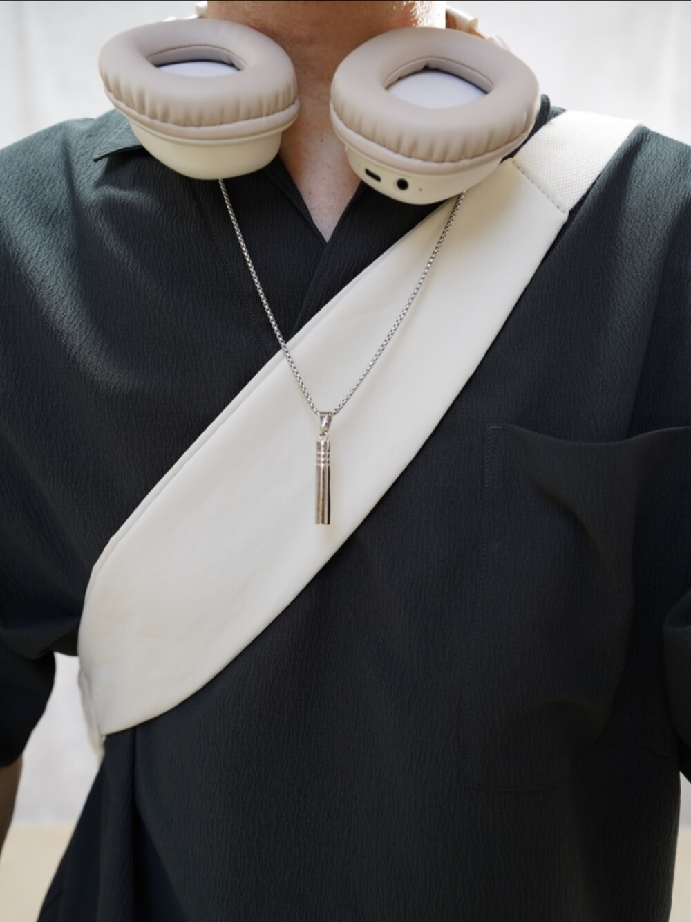 ブラック系のシューズ、グレー系のパンツ、グレー系のシャツ/ブラウスを着用したメンズの夏コーディネートの4枚目の写真