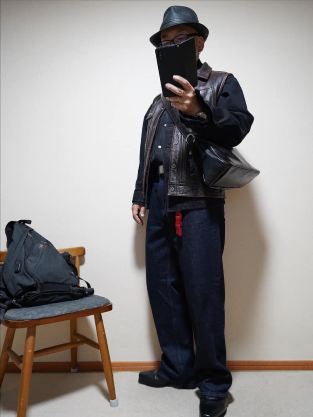ブラック系のブーツ、ブルー系のデニムパンツ、ブラック系のシャツ/ブラウスを着用したメンズの秋コーディネートの2枚目の写真