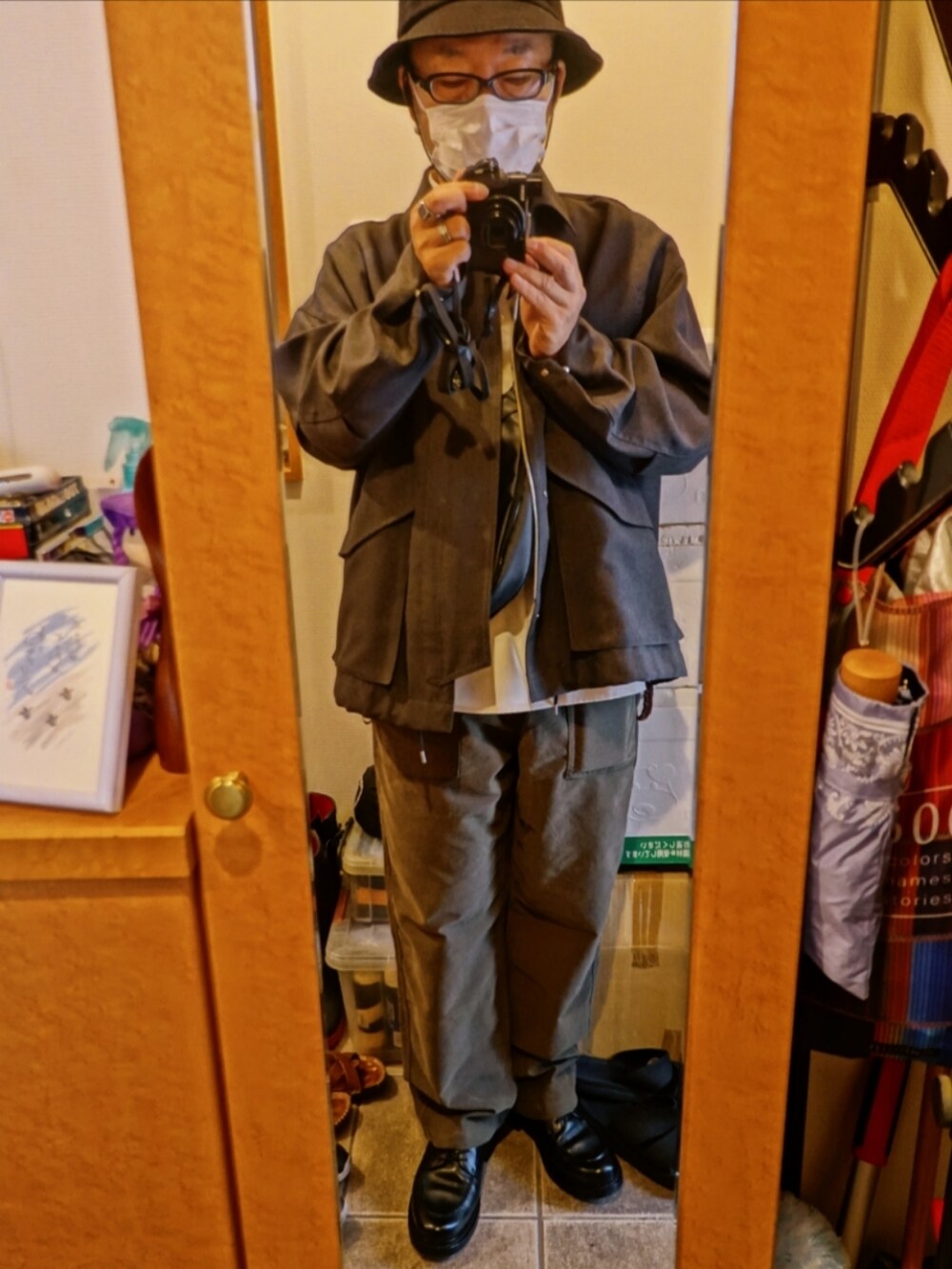 ブラック系のシューズ、グリーン系のパンツ、ブラック系のボディバッグ/ウエストポーチを着用したメンズの秋コーディネートの2枚目の写真