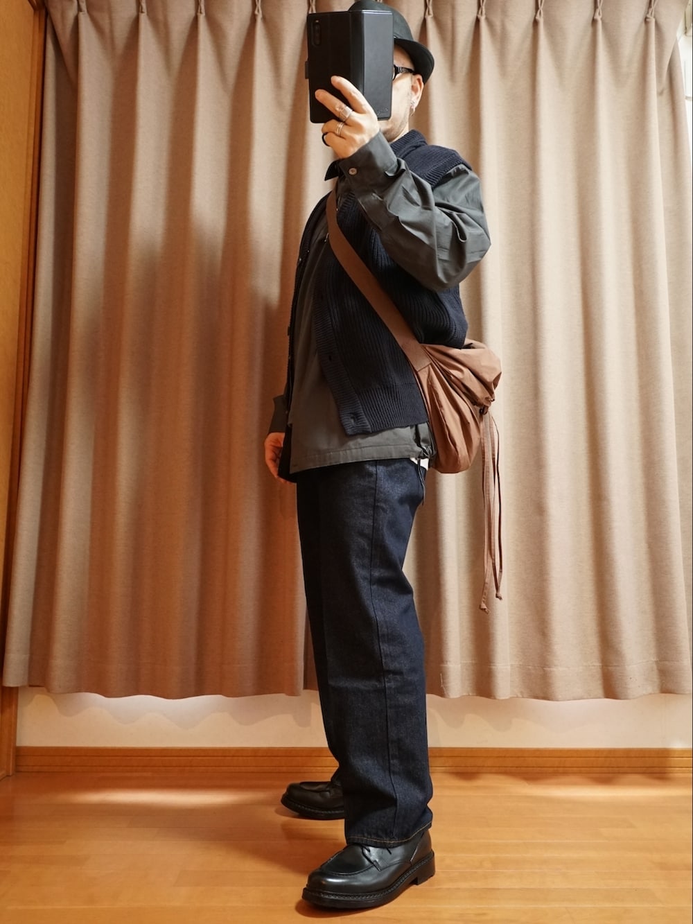 ブラック系のシューズ、ブルー系のデニムパンツ、ホワイト系のTシャツ/カットソーを着用したメンズの夏コーディネートの2枚目の写真