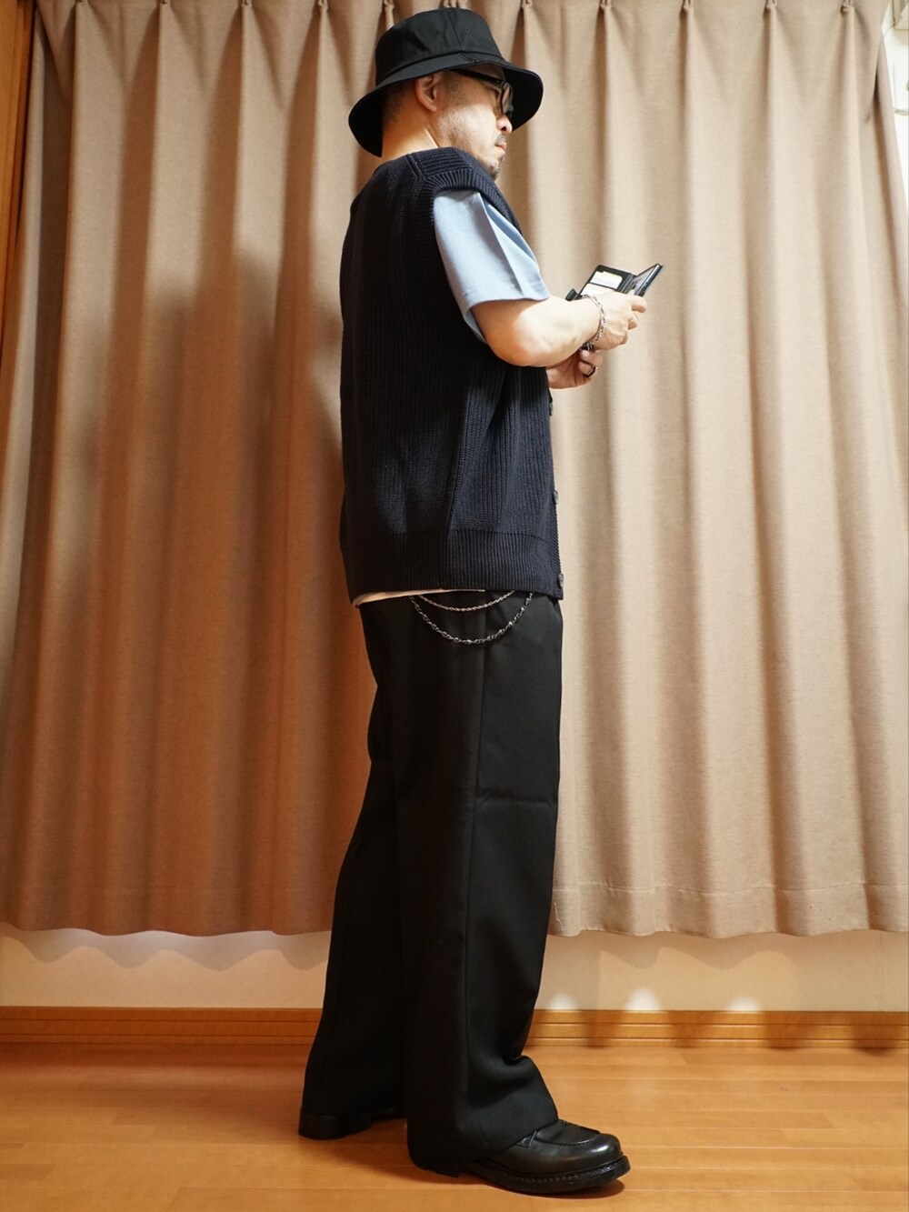 ブラック系のシューズ、ブラック系のパンツ、ブラック系のボディバッグ/ウエストポーチを着用したメンズの夏コーディネートの4枚目の写真