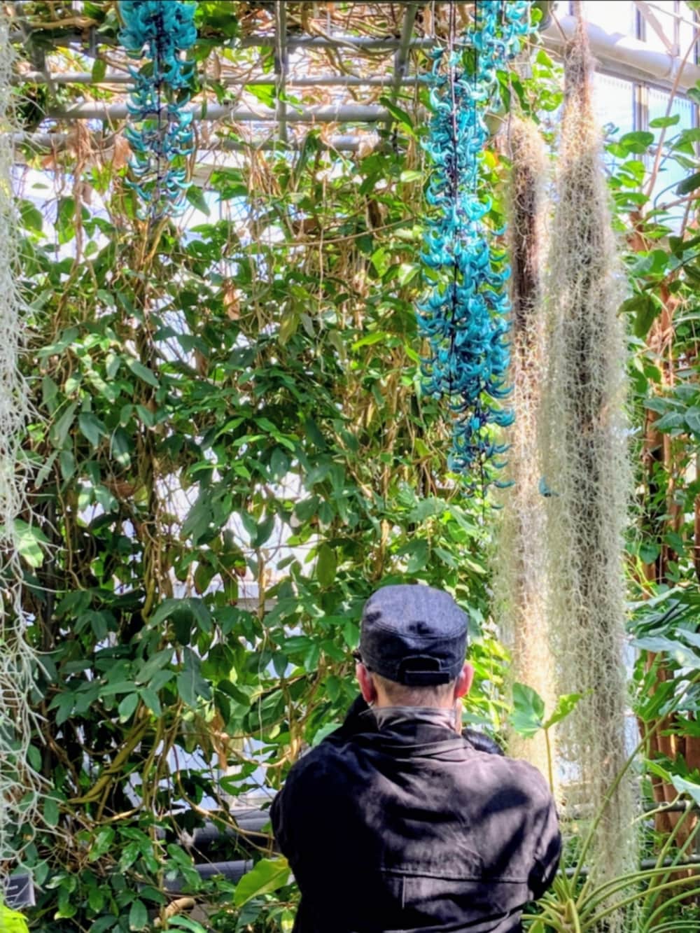 ブルー系のデニムパンツ、ブラック系のドレスシューズ、ブラック系のブルゾンを着用したメンズの春コーディネートの4枚目の写真