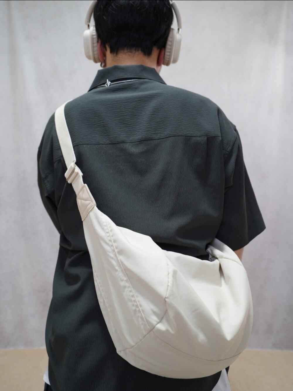 ブラック系のシューズ、グレー系のパンツ、グレー系のシャツ/ブラウスを着用したメンズの夏コーディネートの5枚目の写真