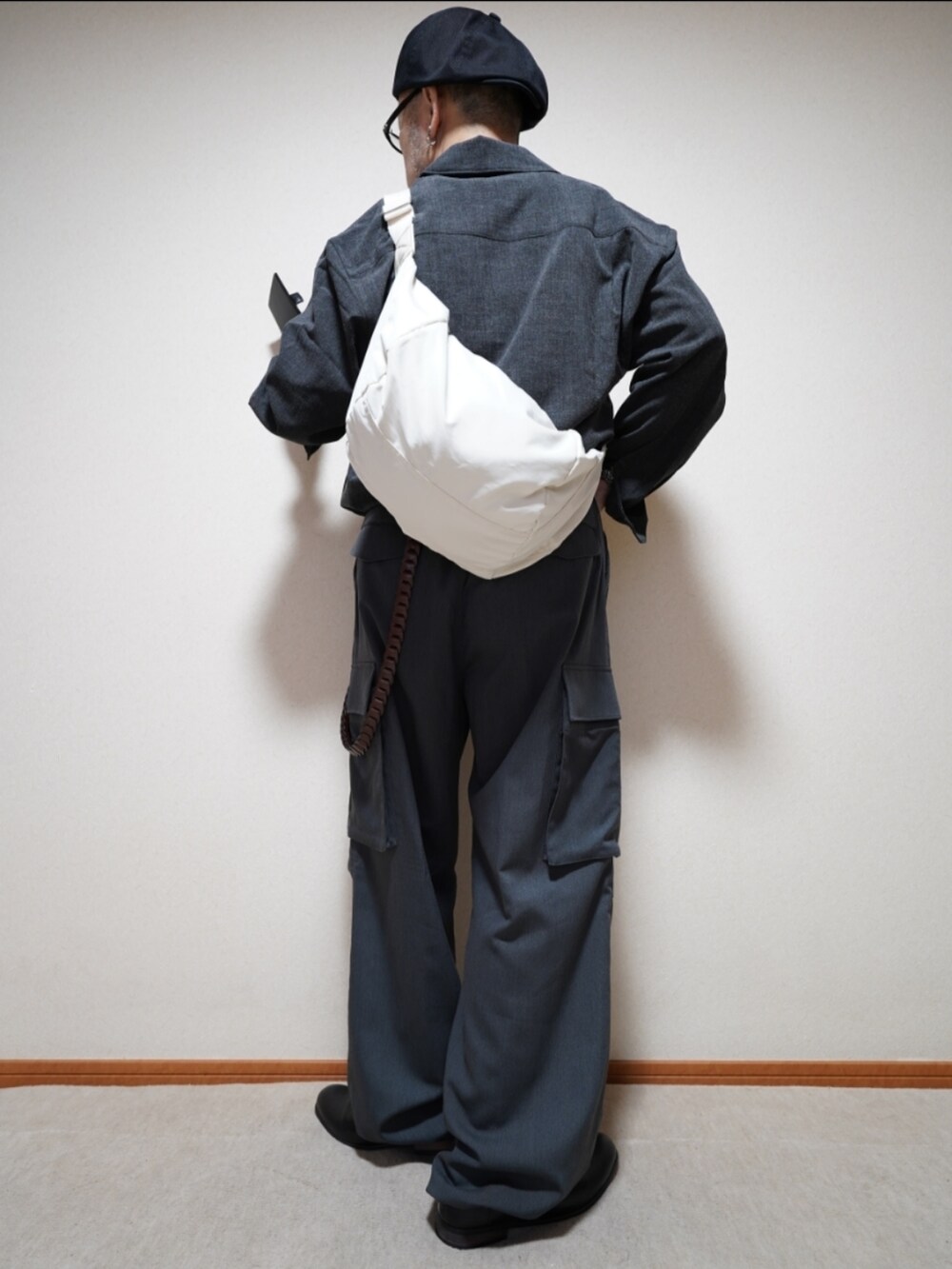 ブラック系のスリッポン、グレー系のカーゴパンツ、グレー系のシャツ/ブラウスを着用したメンズの秋コーディネートの3枚目の写真