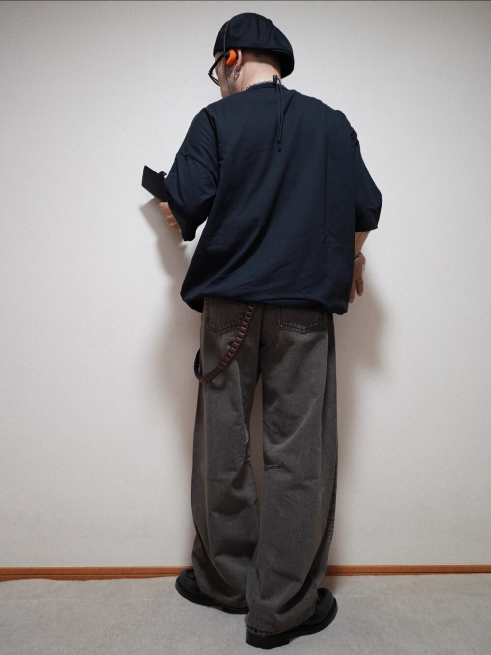 ブラック系のシューズ、ブラウン系のデニムパンツ、ブラック系のTシャツ/カットソーを着用したメンズの夏コーディネートの3枚目の写真