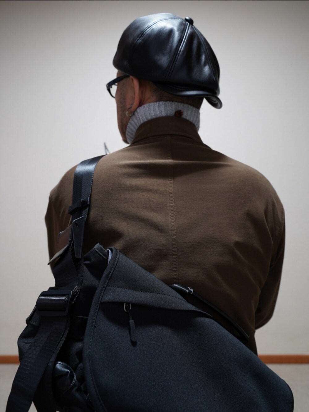 ブラック系のシューズ、ブルー系のデニムパンツ、グレー系のトップスを着用したメンズの冬コーディネートの5枚目の写真