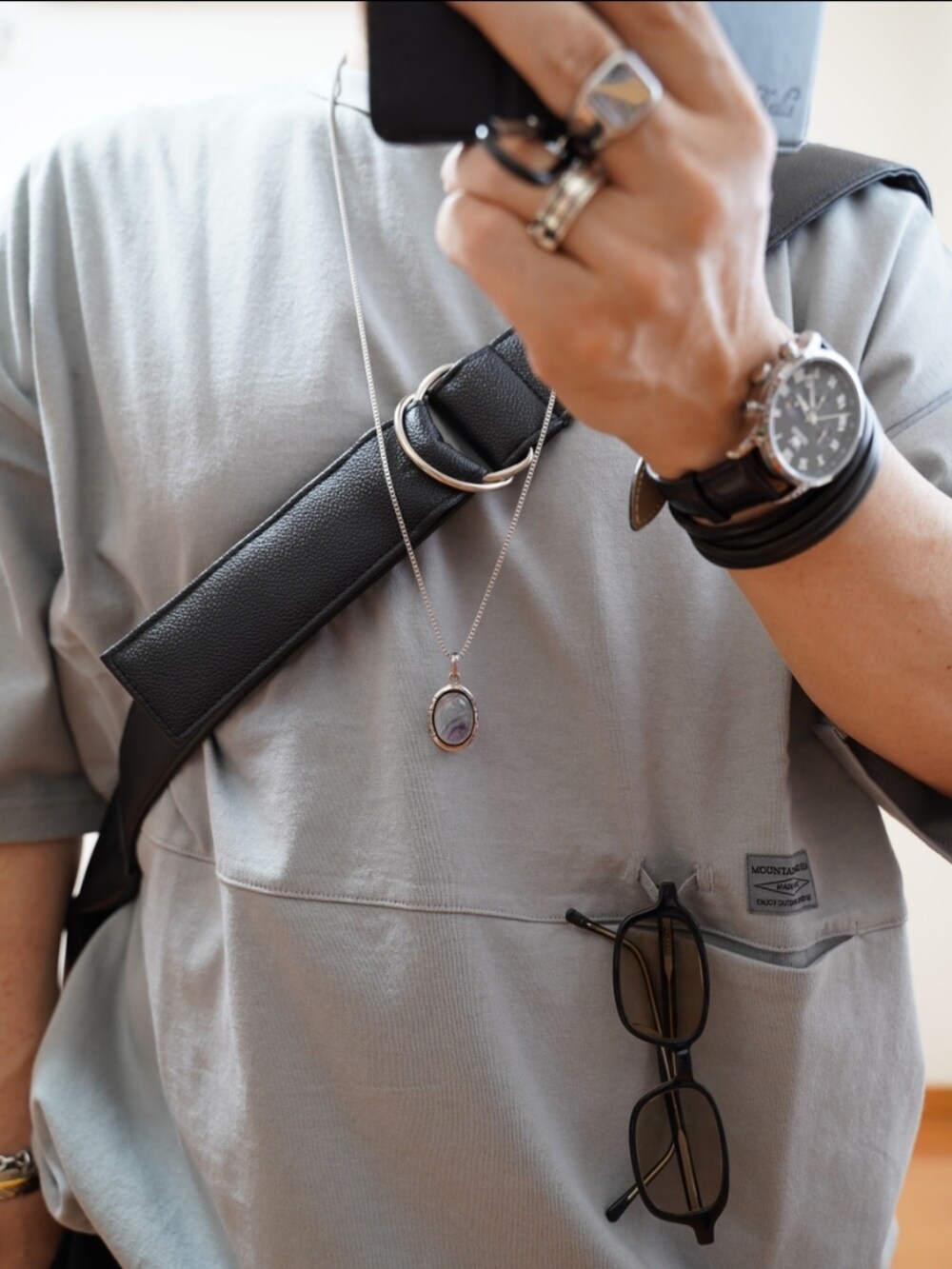 ブラック系のサンダル、グレー系のデニムパンツ、グレー系のTシャツ/カットソーを着用したメンズの夏コーディネートの2枚目の写真