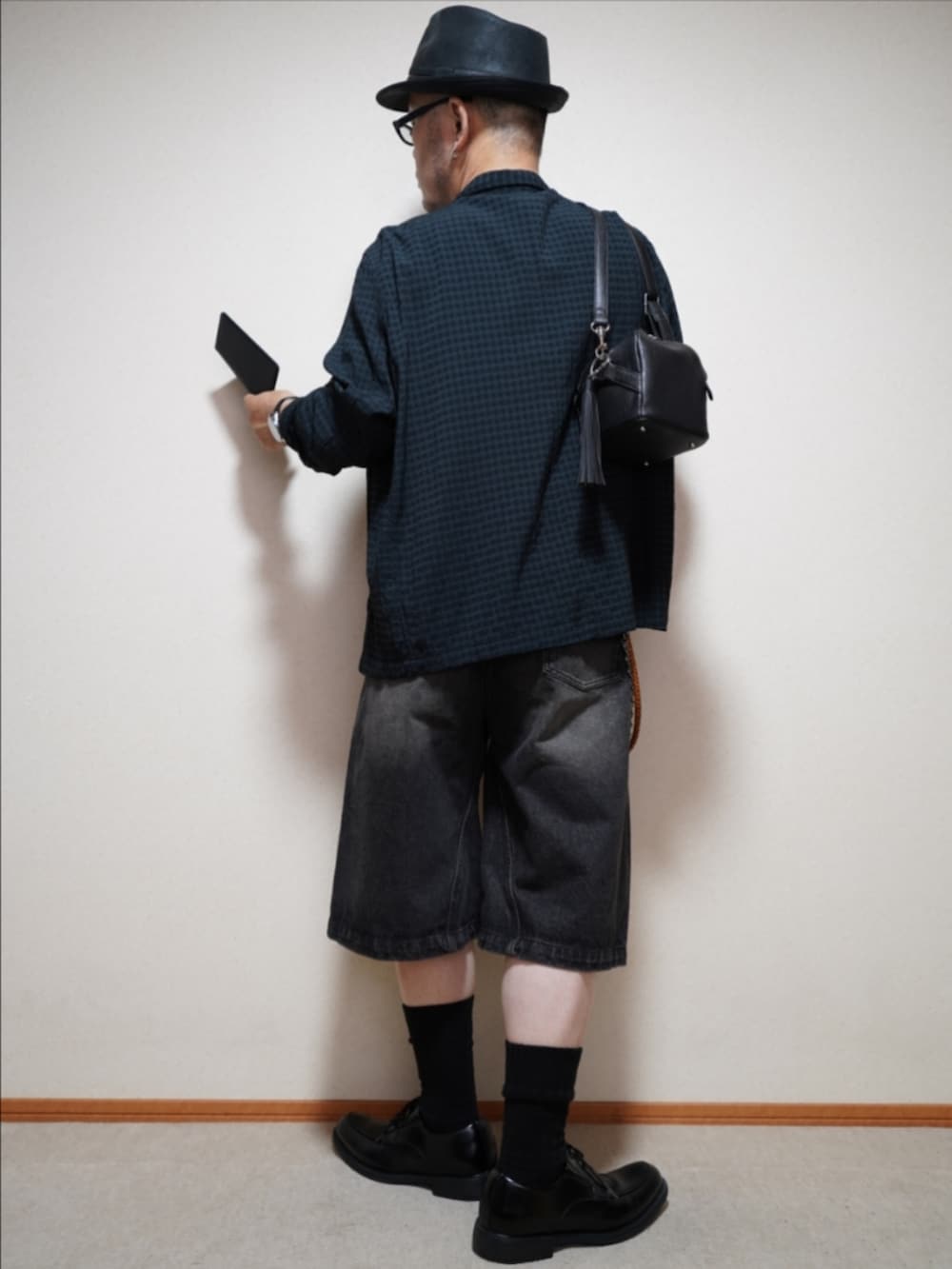 ブラック系のシューズ、ブラック系のその他パンツ、ブラック系のショルダーバッグを着用したメンズの夏コーディネートの3枚目の写真