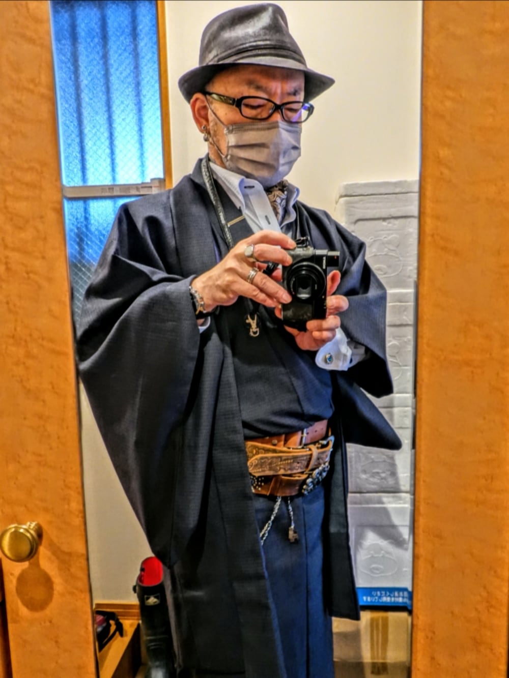 ブラック系のブーツ、ブルー系のネクタイ、シルバー系のファッション雑貨を着用したメンズの冬コーディネートの3枚目の写真