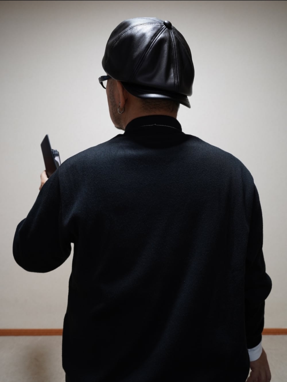 ブラック系のシューズ、ブルー系のデニムパンツ、ブラック系のトップスを着用したメンズの春コーディネートの5枚目の写真