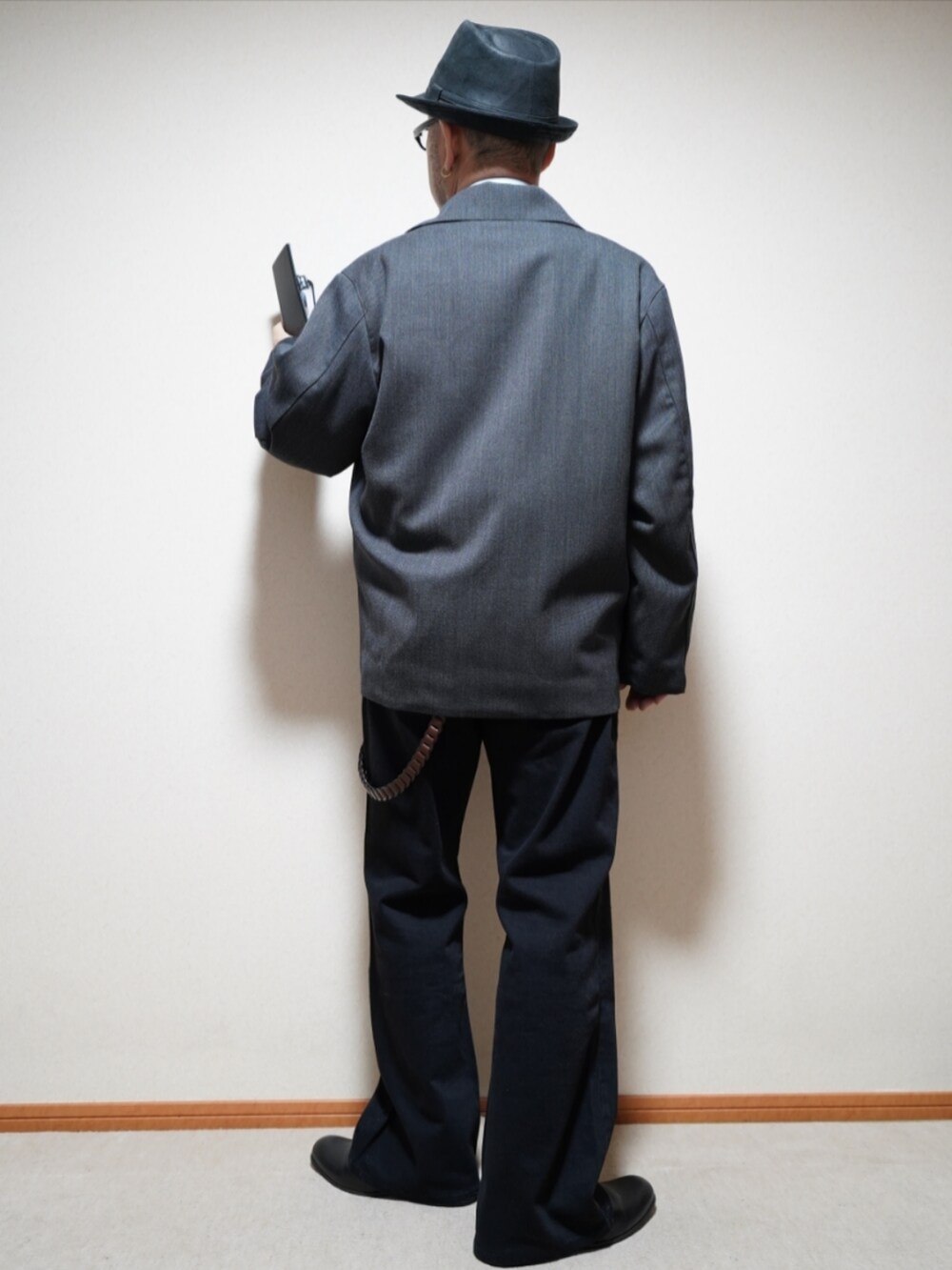 ブラック系のシューズ、グレー系のデニムパンツ、グレー系のシャツ/ブラウスを着用したメンズの春コーディネートの3枚目の写真