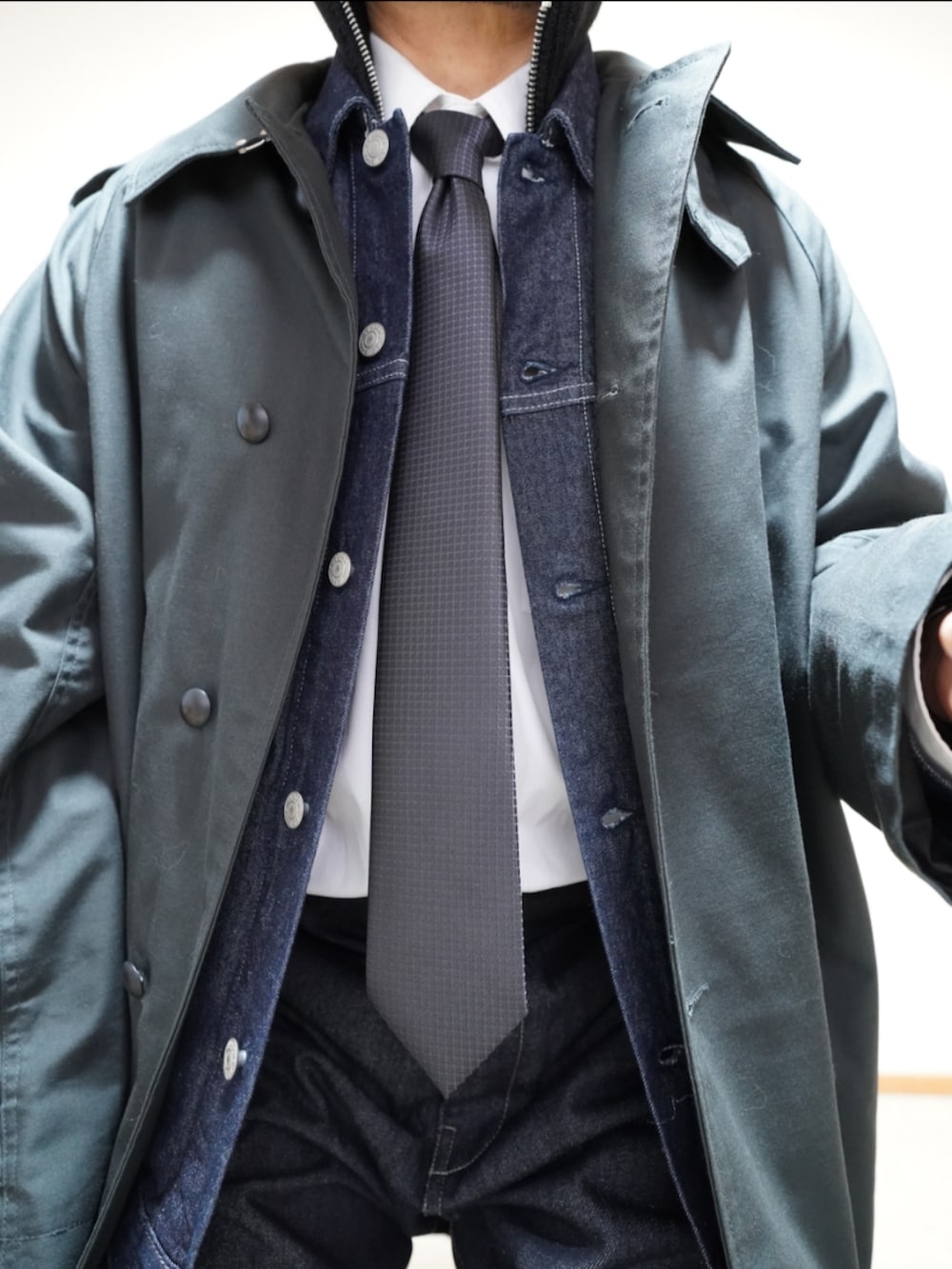 ブラック系のシューズ、ブルー系のデニムパンツ、ブラック系のジャケット/アウターを着用したメンズの春コーディネートの3枚目の写真