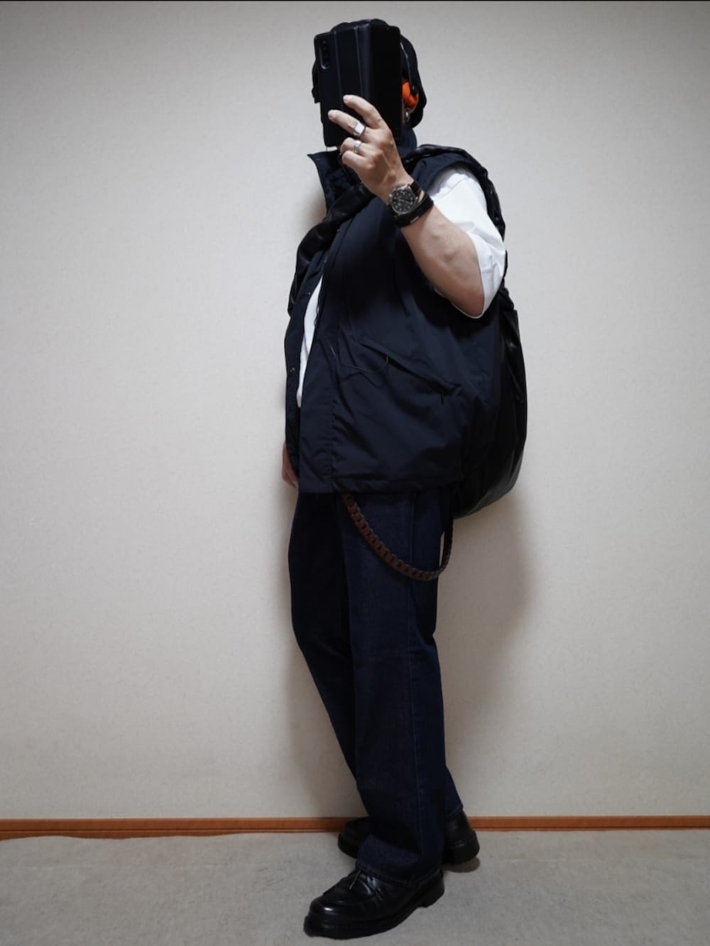 ブラック系のシューズ、ブルー系のデニムパンツ、ホワイト系のTシャツ/カットソーを着用したメンズの秋コーディネートの3枚目の写真
