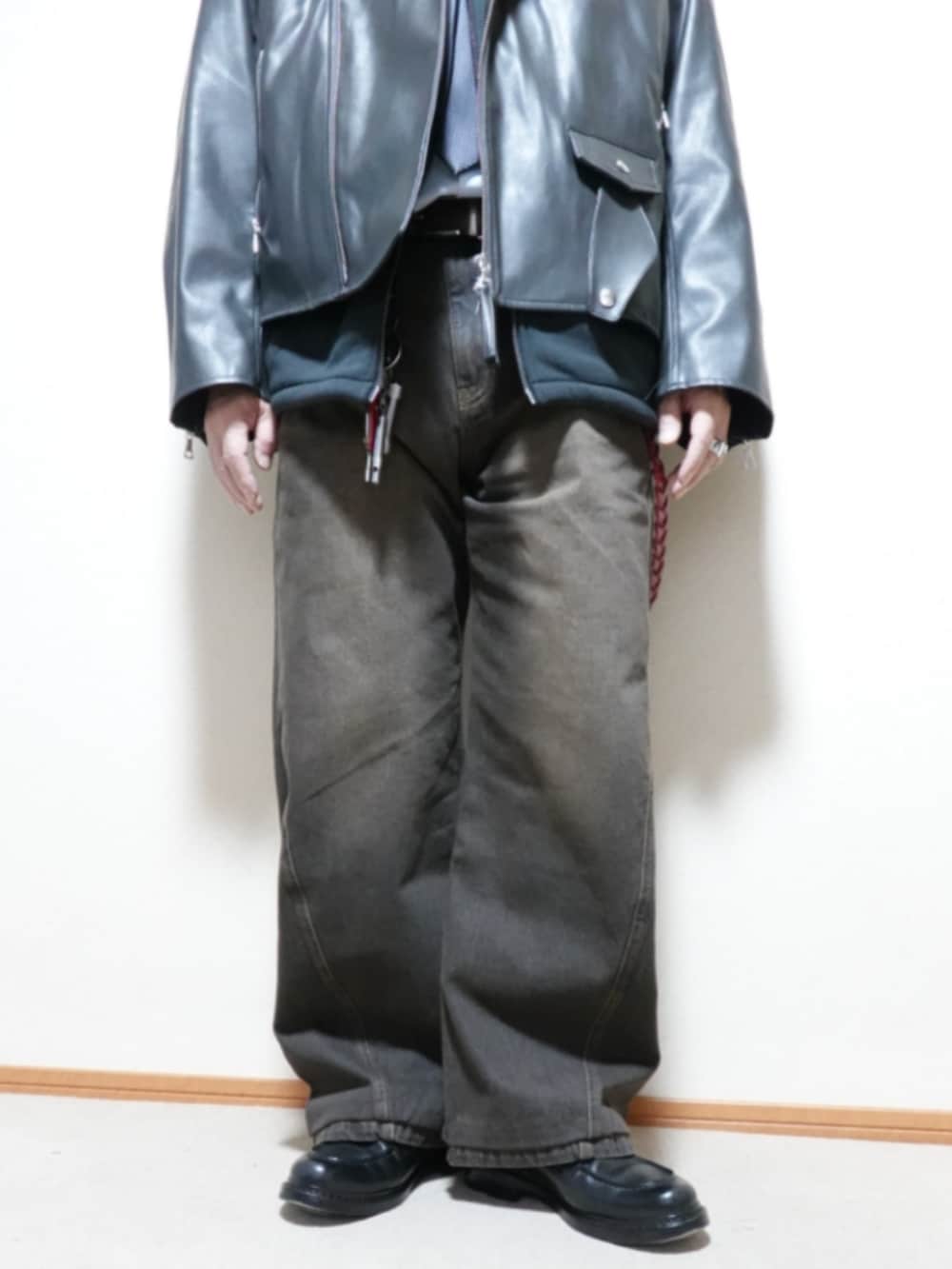 ブラック系のシューズ、ブラック系のパーカー、グレー系のライダースジャケットを着用したメンズの冬コーディネートの5枚目の写真