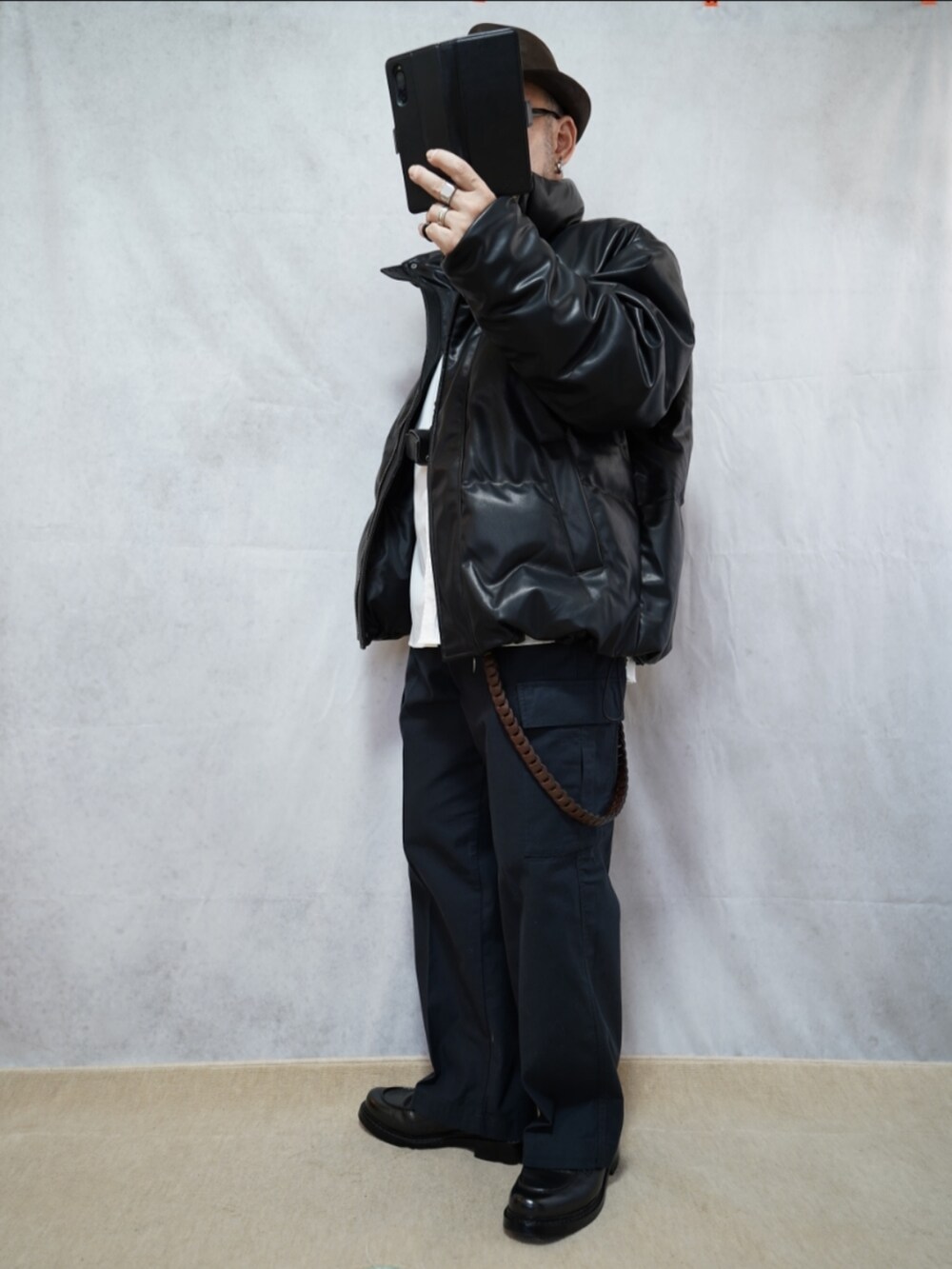 ブラック系のシューズ、グレー系のパンツ、ブラック系のダウンジャケット/コートを着用したメンズの冬コーディネートの2枚目の写真