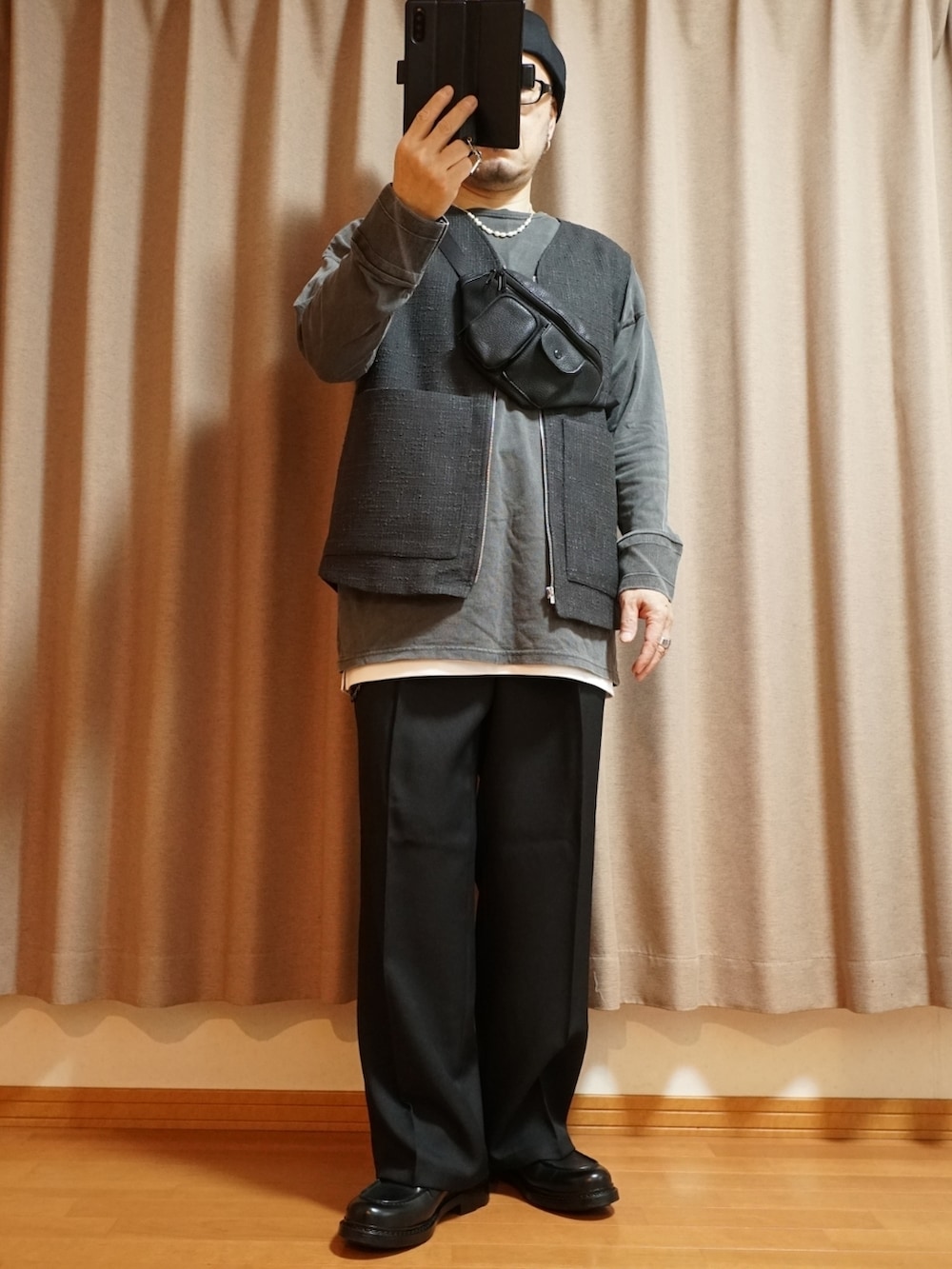 ブラック系のシューズ、ブラック系のパンツ、ホワイト系のタンクトップを着用したメンズの夏コーディネートの5枚目の写真