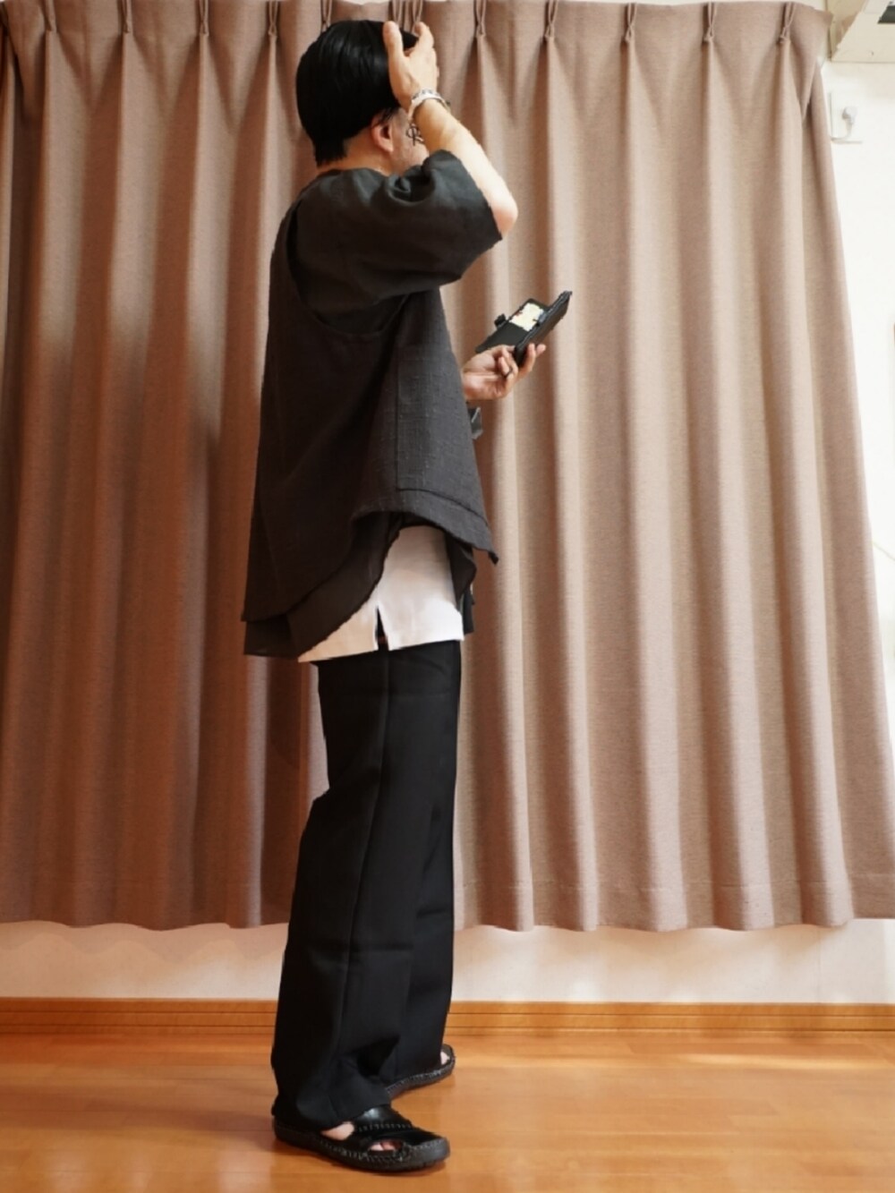 ブラック系のシューズ、ブラック系のパンツ、グレー系のシャツ/ブラウスを着用したメンズの夏コーディネートの4枚目の写真