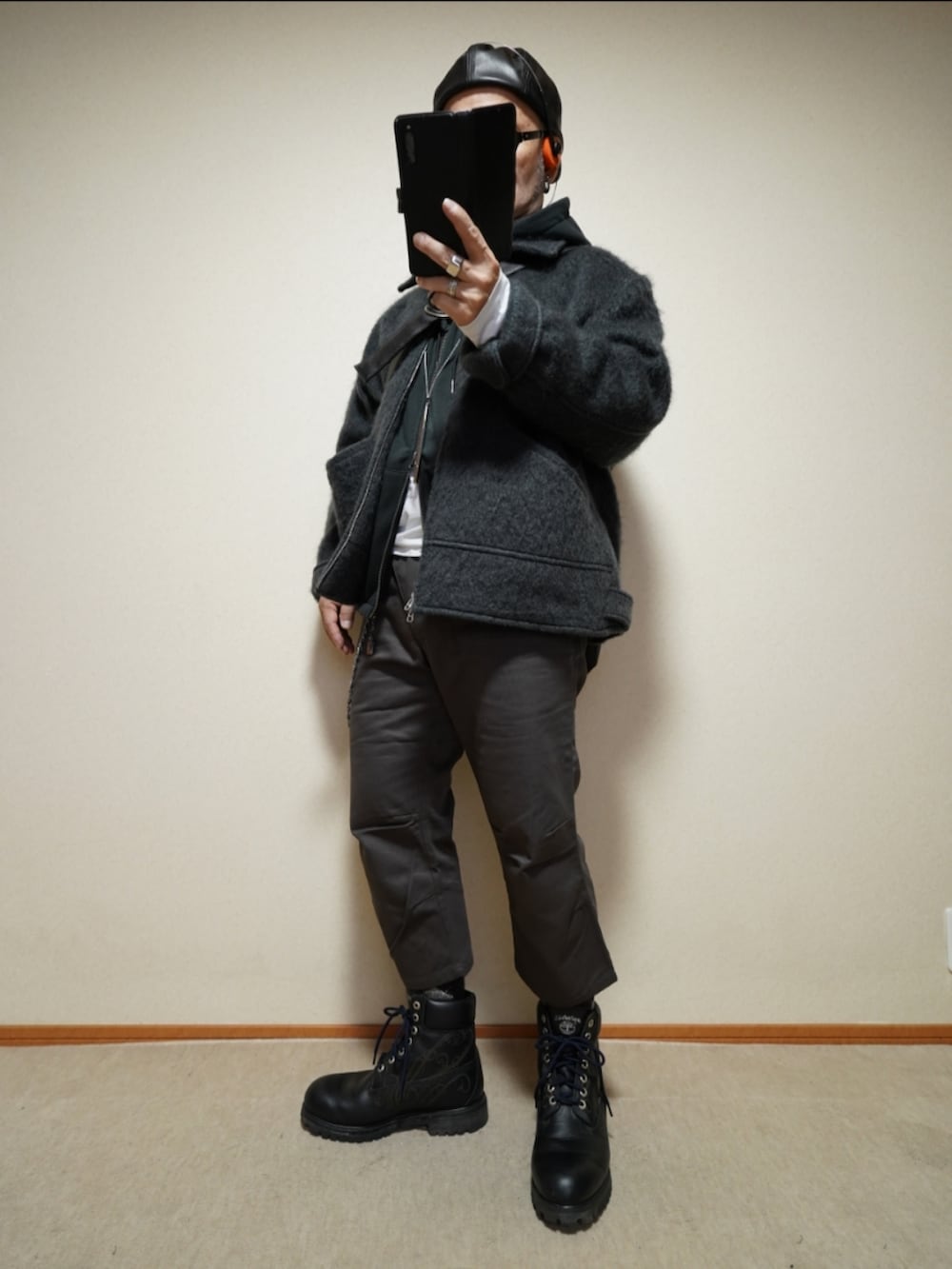 ブラック系のブーツ、グレー系のその他パンツ、ブラック系のパーカーを着用したメンズの冬コーディネートの2枚目の写真