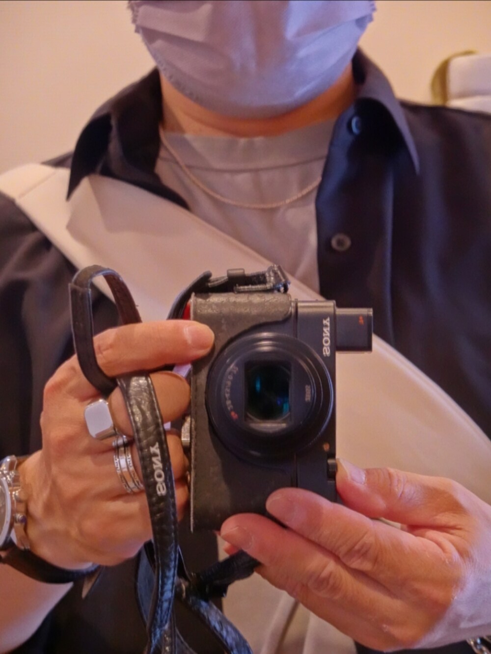 ブラック系のシューズ、グレー系のデニムパンツ、グレー系のTシャツ/カットソーを着用したメンズの夏コーディネートの3枚目の写真