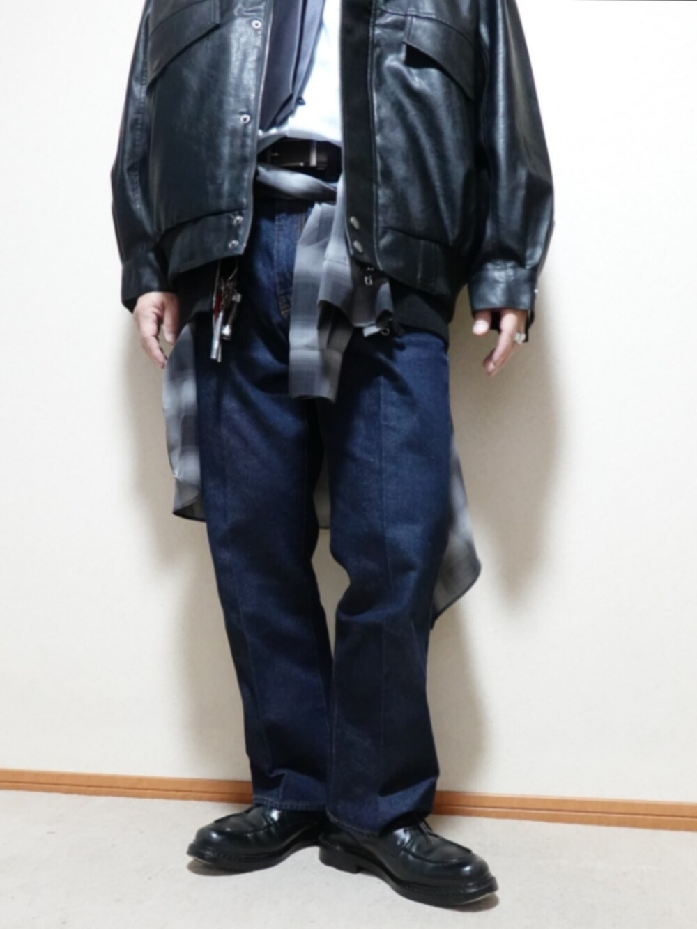 ブラック系のシューズ、ブルー系のデニムパンツ、ブラック系のシャツ/ブラウスを着用したメンズの冬コーディネートの5枚目の写真