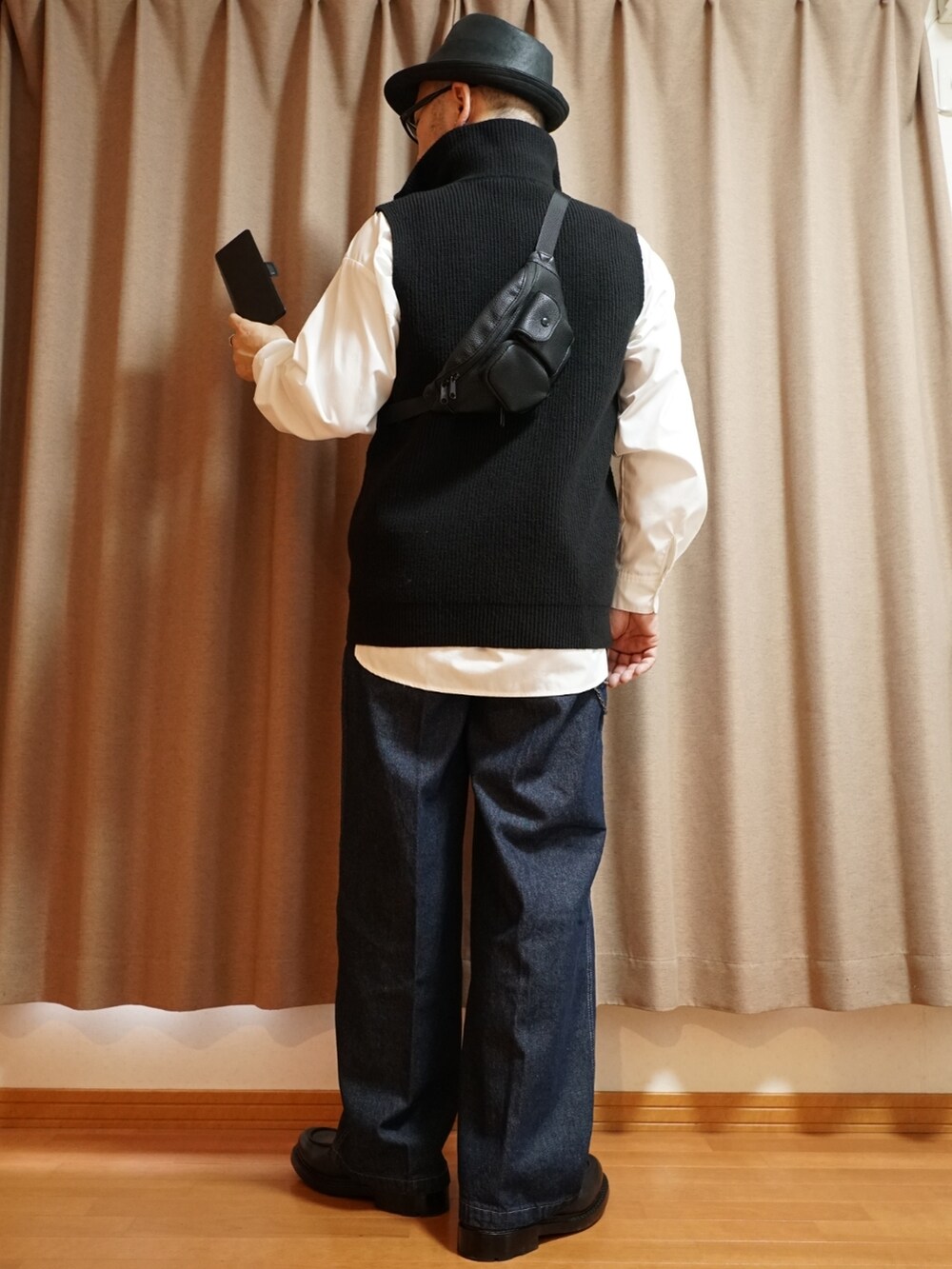 ブラック系のシューズ、ブルー系のデニムパンツ、ブラック系のジャケット/アウターを着用したメンズの夏コーディネートの2枚目の写真