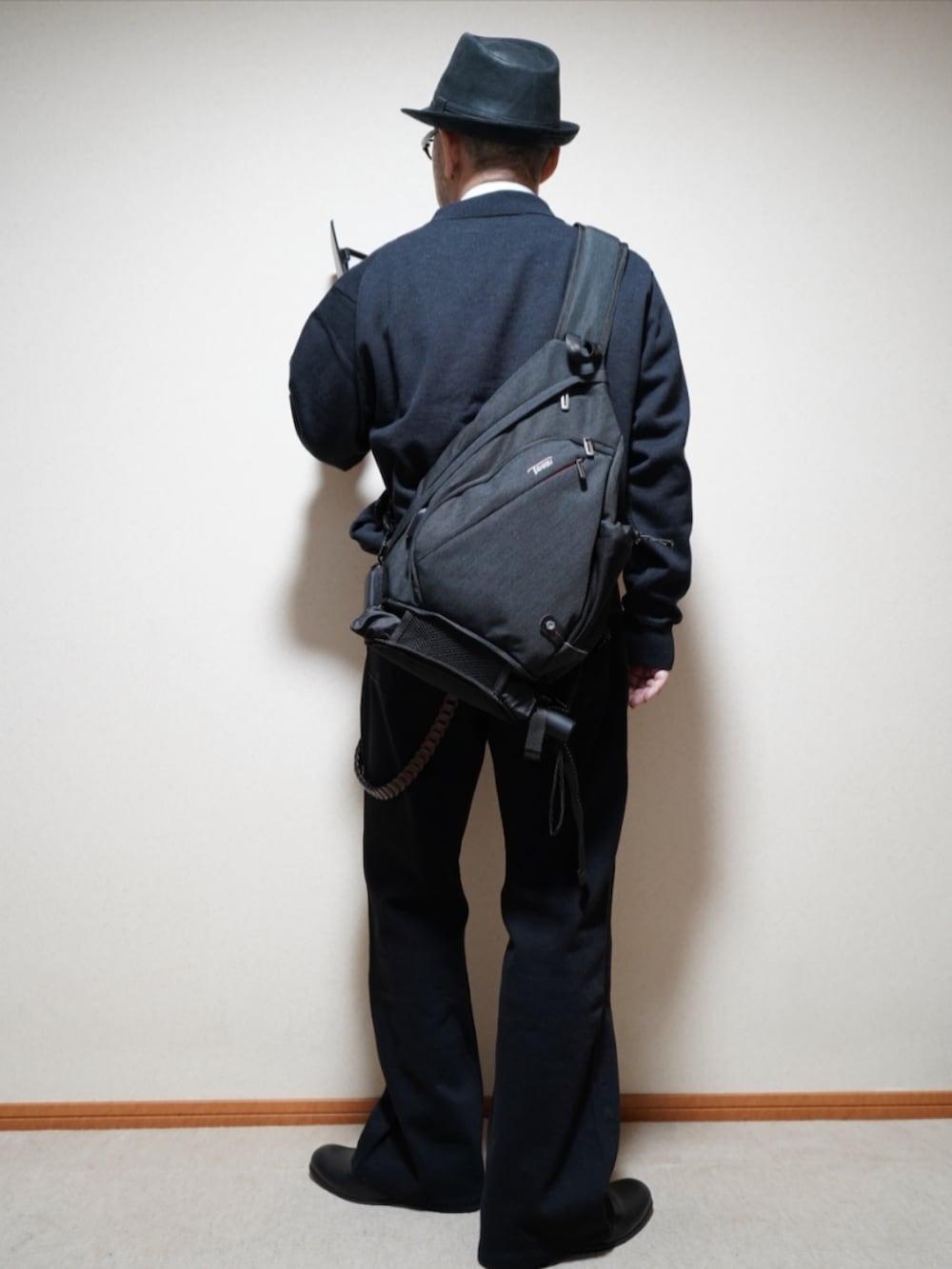 ブラック系のシューズ、グレー系のデニムパンツ、グレー系のシャツ/ブラウスを着用したメンズの春コーディネートの3枚目の写真