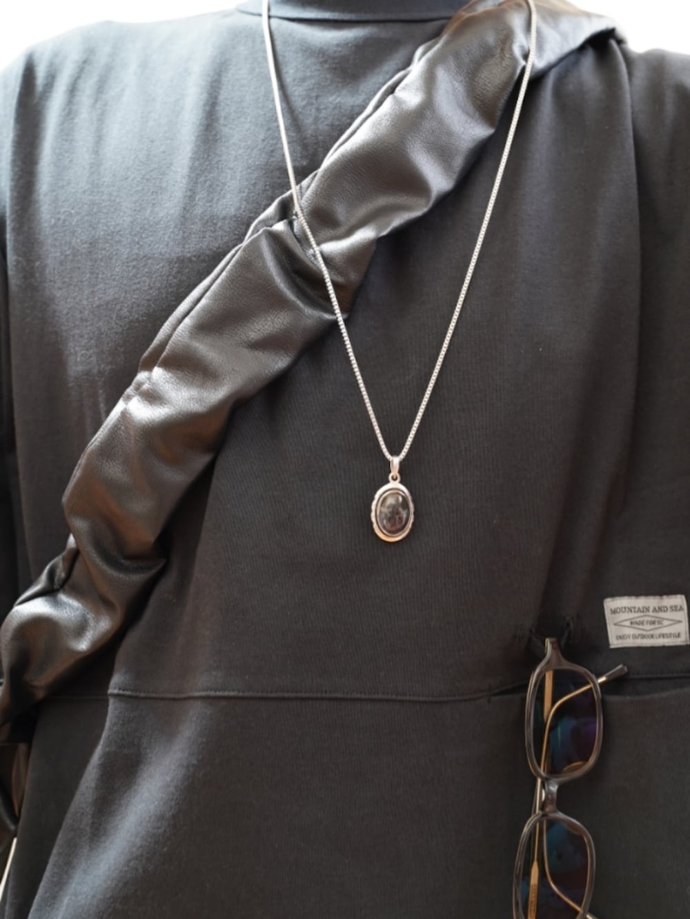 ブラック系のシューズ、グレー系のデニムパンツ、ブラック系のTシャツ/カットソーを着用したメンズの夏コーディネートの4枚目の写真