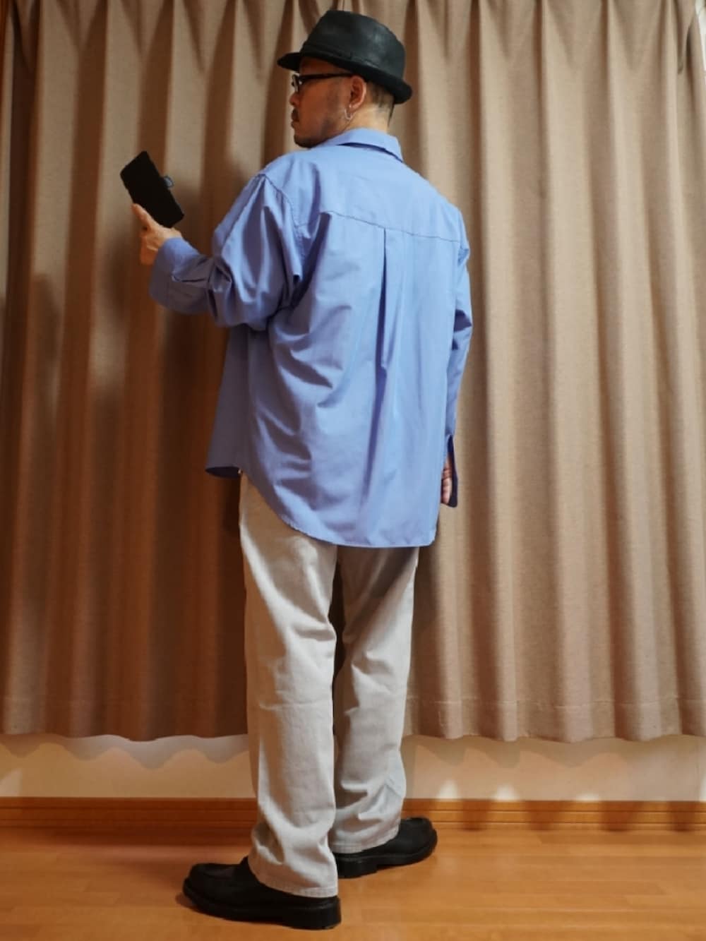 ブラック系のシューズ、グレー系のデニムパンツ、ホワイト系のタンクトップを着用したメンズの夏コーディネートの3枚目の写真