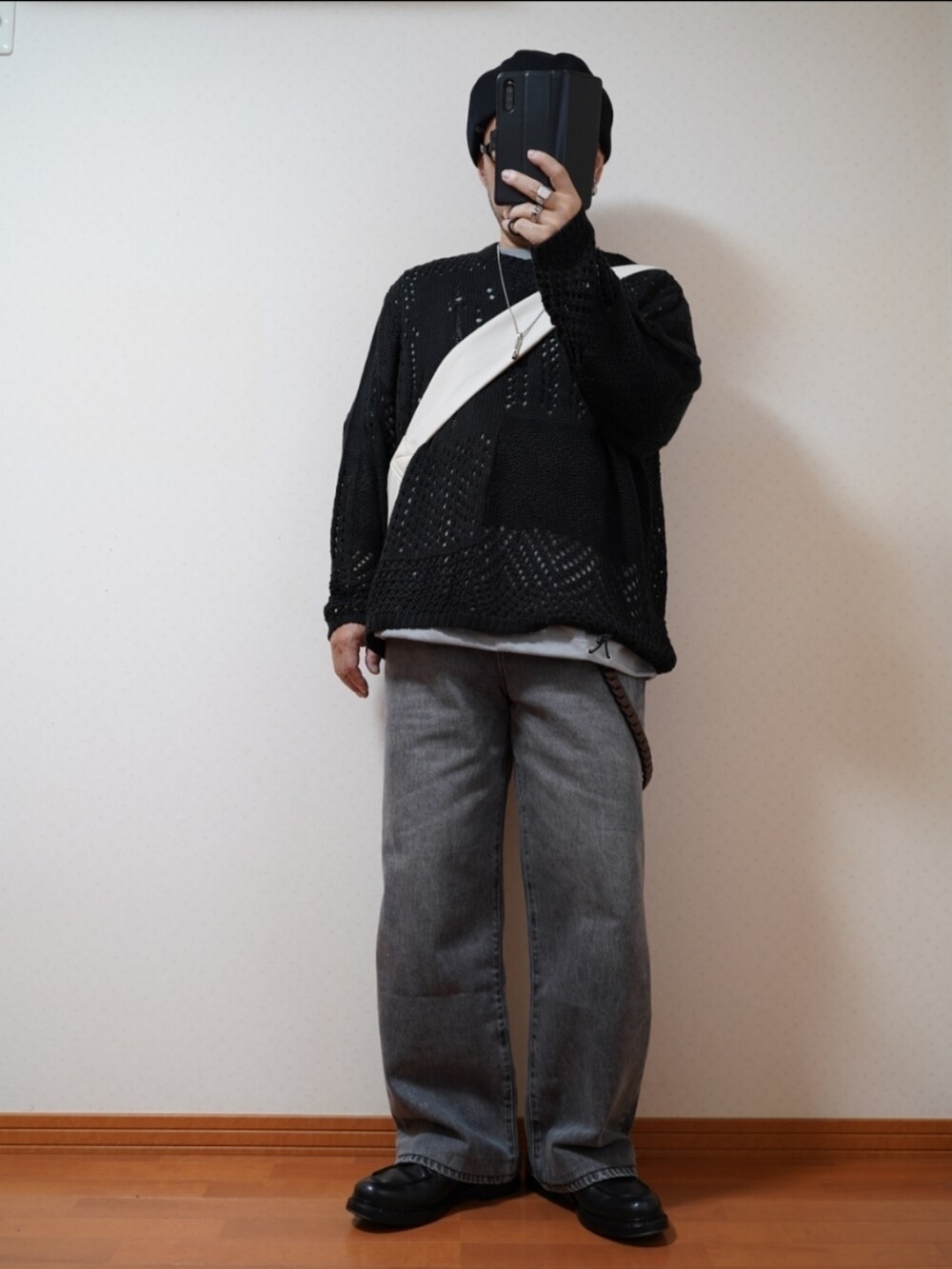 ブラック系のシューズ、グレー系のデニムパンツ、ブラック系のニット/セーターを着用したメンズの夏コーディネートの5枚目の写真