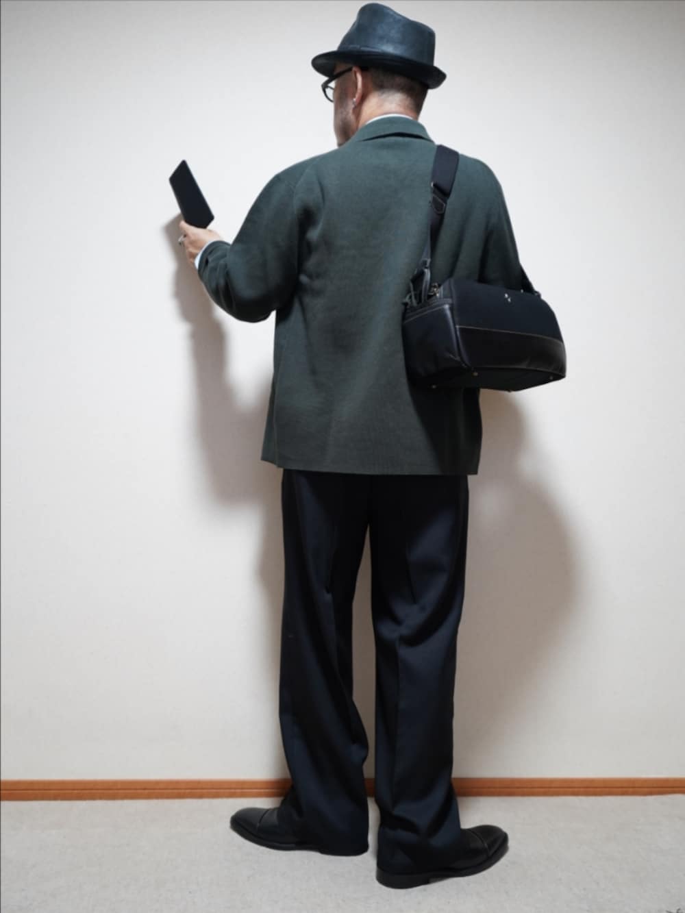 ブラック系のドレスシューズ、ブラック系のパンツ、ブラック系のネクタイを着用したメンズの秋コーディネートの3枚目の写真