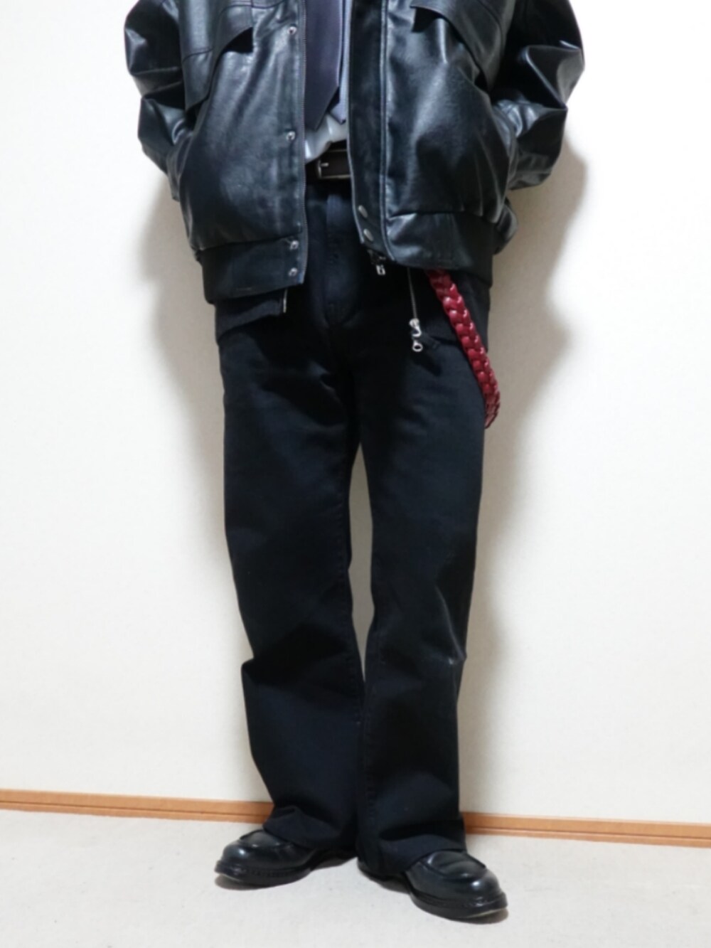ブラック系のシューズ、グレー系のデニムパンツ、ブラック系のブルゾンを着用したメンズの冬コーディネートの5枚目の写真
