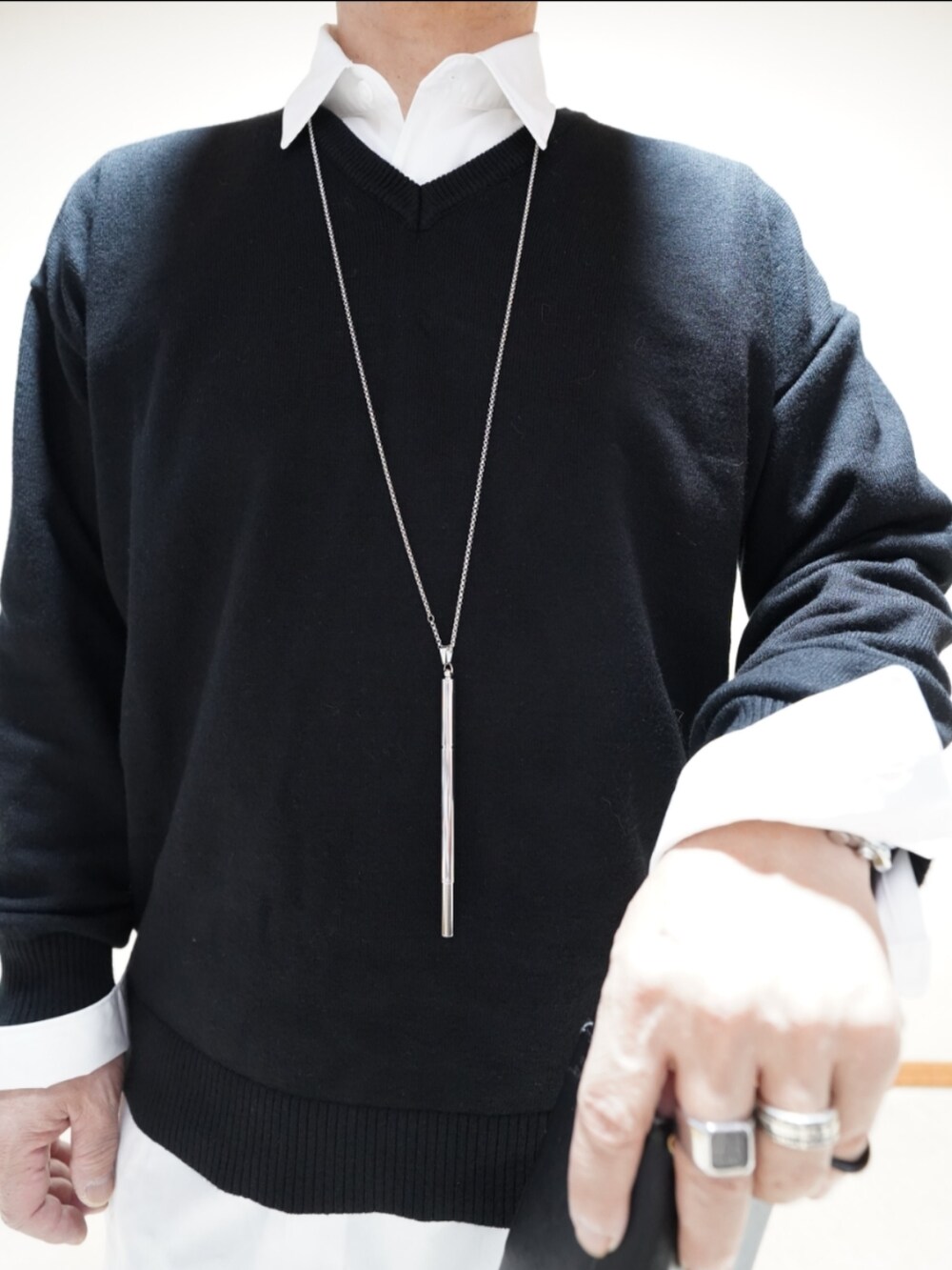 ブラック系のシューズ、ブルー系のデニムパンツ、ホワイト系のシャツ/ブラウスを着用したメンズの春コーディネートの3枚目の写真