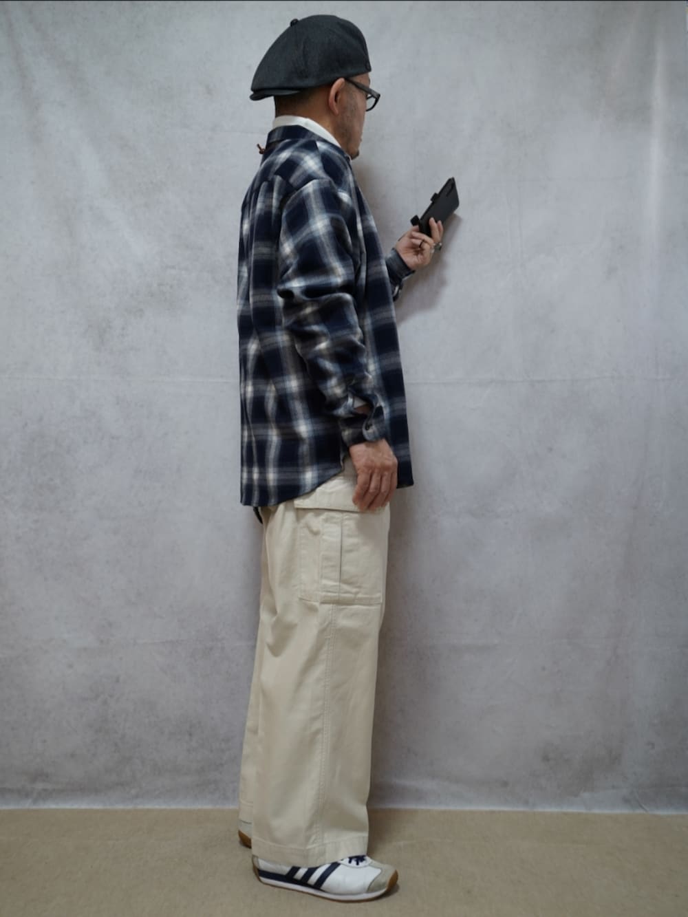 ホワイト系のスニーカー、グレー系のパンツ、ブルー系のシャツ/ブラウスを着用したメンズの春コーディネートの4枚目の写真