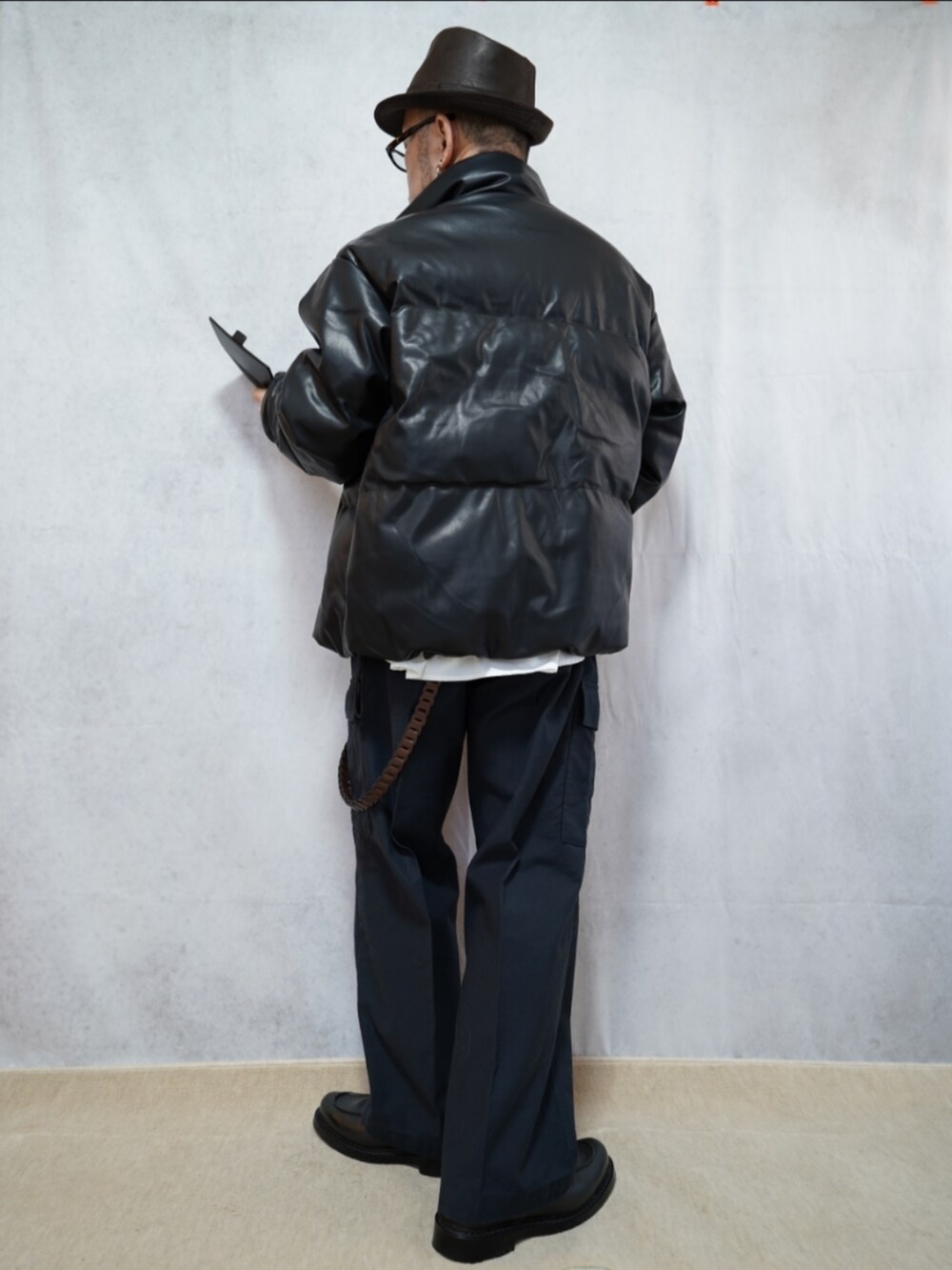 ブラック系のシューズ、グレー系のパンツ、ブラック系のダウンジャケット/コートを着用したメンズの冬コーディネートの3枚目の写真