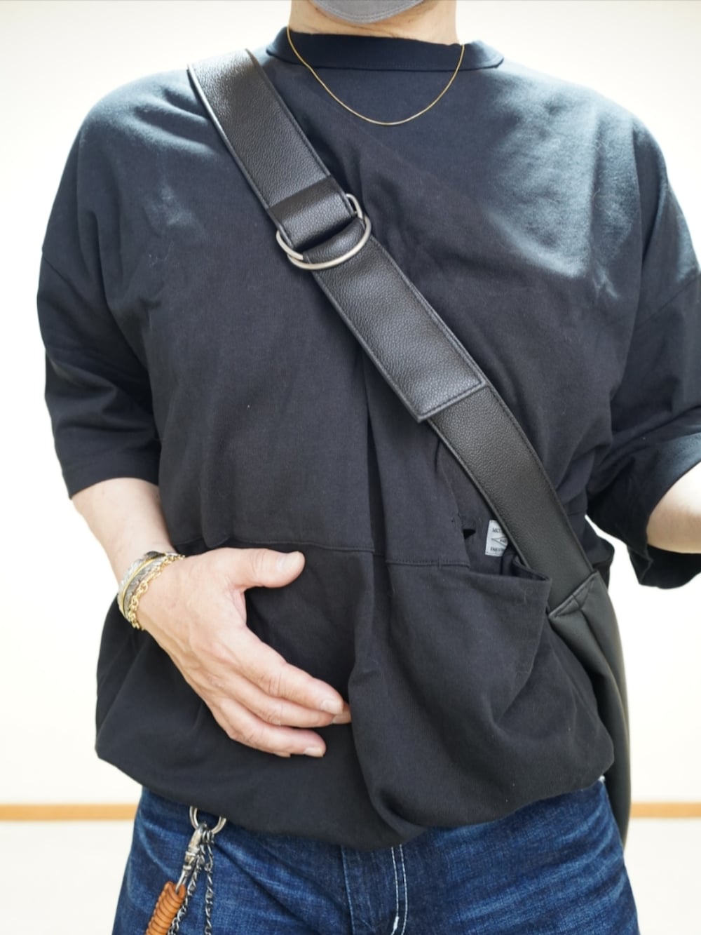 ブラック系のシューズ、ブルー系のパンツ、ブラック系のTシャツ/カットソーを着用したメンズの夏コーディネートの4枚目の写真