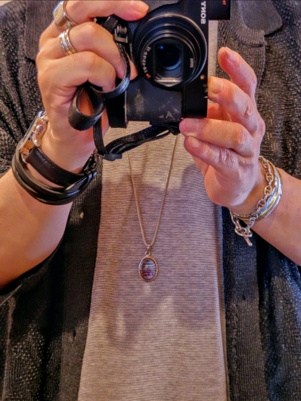 ブラック系のシューズ、グレー系のシャツ/ブラウス、ベージュ系のTシャツ/カットソーを着用したメンズの夏コーディネートの3枚目の写真