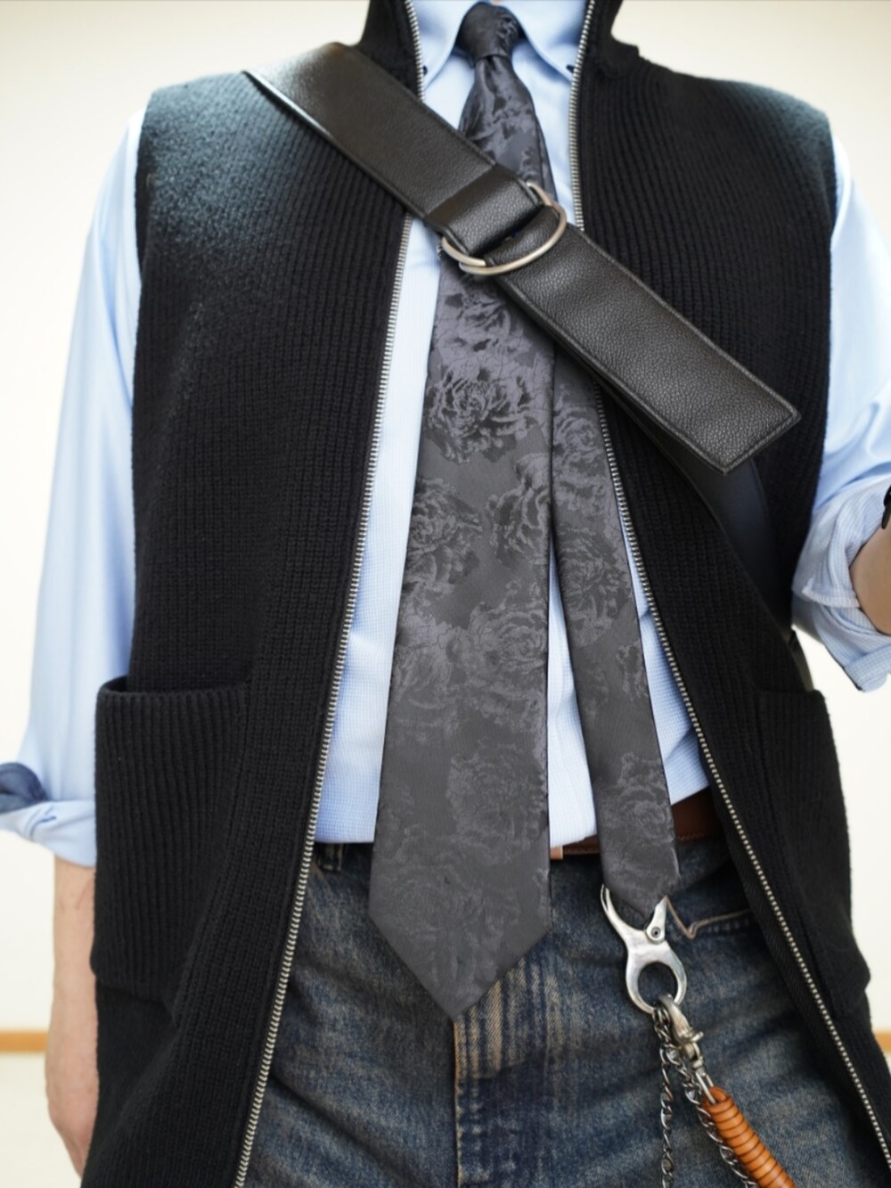 ブルー系のデニムパンツ、ブラック系のジャケット/アウター、ブラック系のネクタイを着用したメンズの春コーディネートの4枚目の写真