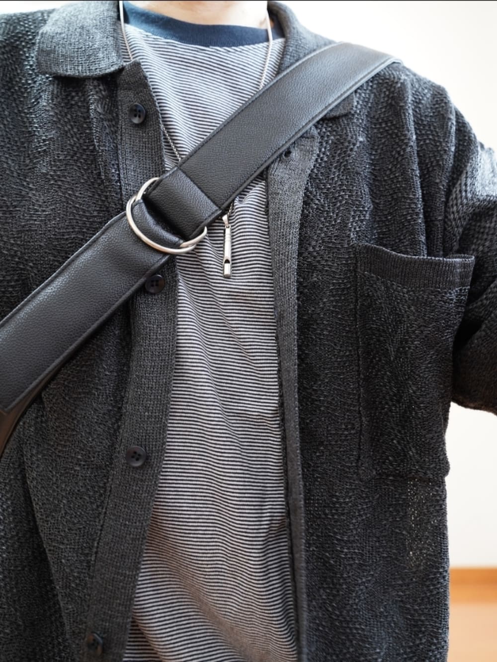 ブラック系のシューズ、グレー系のデニムパンツ、グレー系のシャツ/ブラウスを着用したメンズの夏コーディネートの4枚目の写真