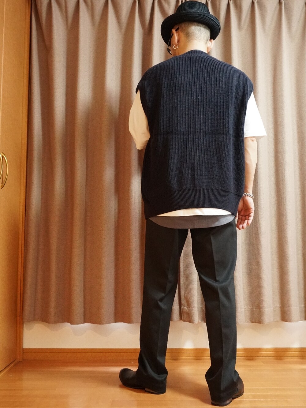 ホワイト系のTシャツ/カットソー、ブルー系のベスト、ブラック系のショルダーバッグを着用したメンズの夏コーディネートの3枚目の写真