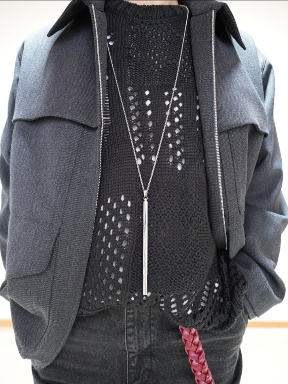 ブラック系のシューズ、ブラック系のデニムパンツ、ブラック系のニット/セーターを着用したメンズの冬コーディネートの4枚目の写真